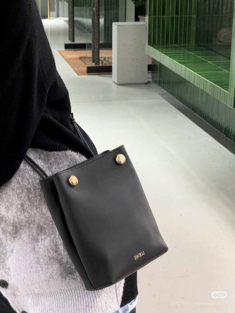 Loewe Cubi 小号皮革肩背包