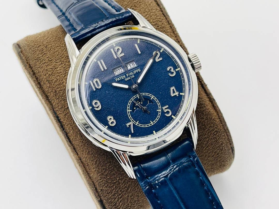 百达翡丽5320G-001超级复杂功能时计！🔥🔥 1⃣️直径40毫米一体冲压成型的双层式精钢表壳，致敬了经典的设计语言奶油色的表盘营造复古氛围，表盘边缘刻印有密分秒数刻度，配金质阿拉伯数字及五分钟凸圆刻度字钉，更有立体感。时分指针以巴顿式设计为基础，配以尖长的针尖，这特色造型是呼应了 1950 年代 Ref. 1463 计时码表的指针。 2⃣️表盘6点位置是月相显示和日期分拨。所有的万年历标志都很好，一眼就能读懂。 3⃣️内里搭置了仿324 S Q 自动上链机芯，是 324 自动上条传奇机芯的精装版本。机芯夹板桥经倒角，边缘作细意打磨，主夹板饰以鱼鳞纹，而夹板则缀以日内瓦波纹，夹板表面有包金雕刻，螺丝凹槽经打磨和倒角，连钻孔亦同样经打磨处理。