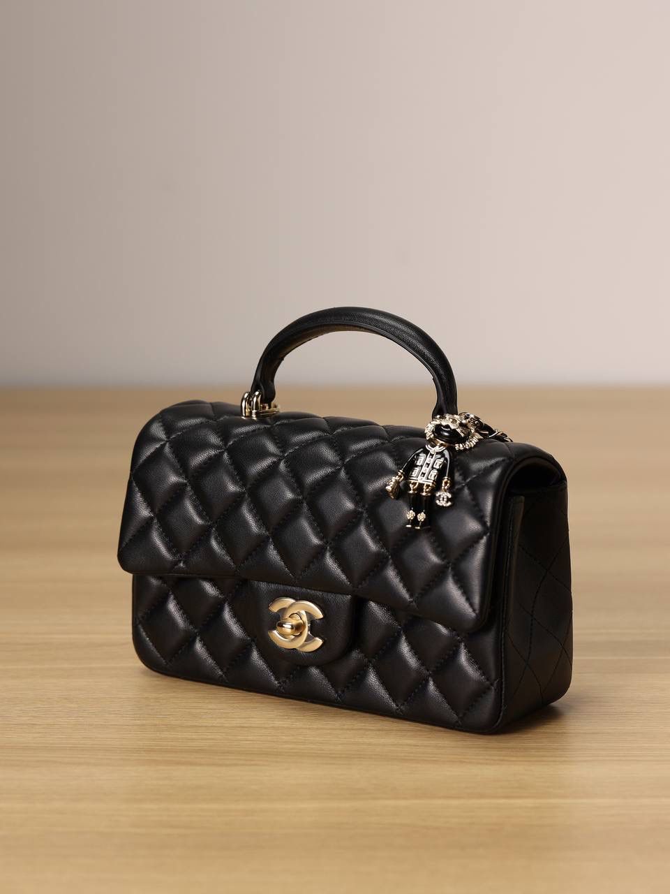 CHANEL 香奈儿小狮子挂件CF handle 手柄手提斜挎包💞👜 这款是黑色羊皮和浅金五金搭配，前面有小狮子挂件绝 handle cf 小羊皮真的很舒服 搭配浅金双C扣 太好看啦🤩五金材质还是一样的渠道来的 五金是市场唯一对版的金扣纯钢原厂材质 五金的贴膜也都是原厂的～ 尺寸:13 x 20 x 7cm.