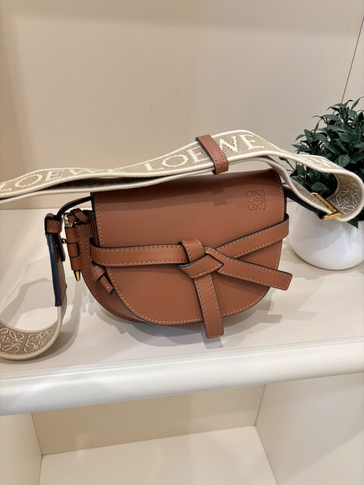 Loewe Mini Gate 手袋 tan 100%Authentic, 98%new  ✅dust bag 