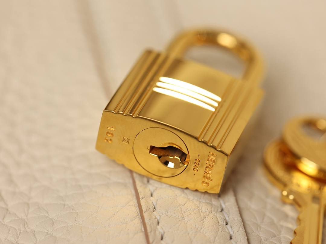 H菜篮子🧺✨正式上线！ 奶昔白18cm金扣 独家渠道货！手机实拍！独家背景！ 纯手工制作、细工慢活、工匠精神雕刻的艺术精品！ 尺寸：18 X 19 X 13.5cm