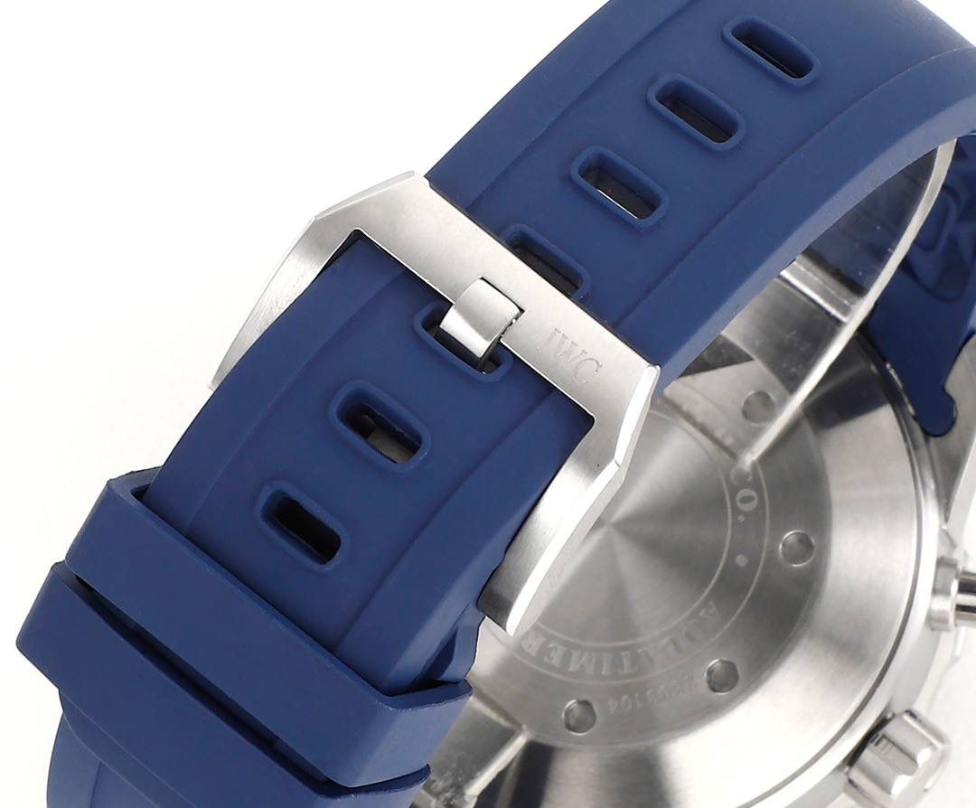 IWC万国海洋计时系列，一款直正潜水与计时融合的腕表。超高的颜值 具备「背景照明」的旋转式潜水外圈。多功能外圈里面是4毫米阔的蓝宝石玻璃圆环，底部有印花及涂上浓缩的Super-LumiNova®夜光涂层。粗犷的时标和刻度，并覆有银光涂层，在昏暗的环境中发出光芒，让时间时时掌握。材质： 316L精钢 直径： 44毫米 机芯：Asia-7750机芯🔥