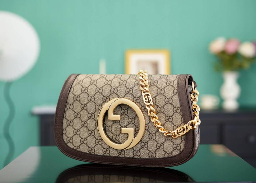 🥯GG Blondie系列肩背包 棕色28cm 摩登复古担当Gucci Blondie系列的一个经典款，双𝐆互扣式标志五金，大气精致，满满的时尚高级感，包身双肩带设计，我个人就超爱它的这个金色链条腋下设计，皮肩带多样式搭配，多种背法随意切换，不被定义的风格，气场超强大~ 官方款号 699268 尺寸：28x16x4cm