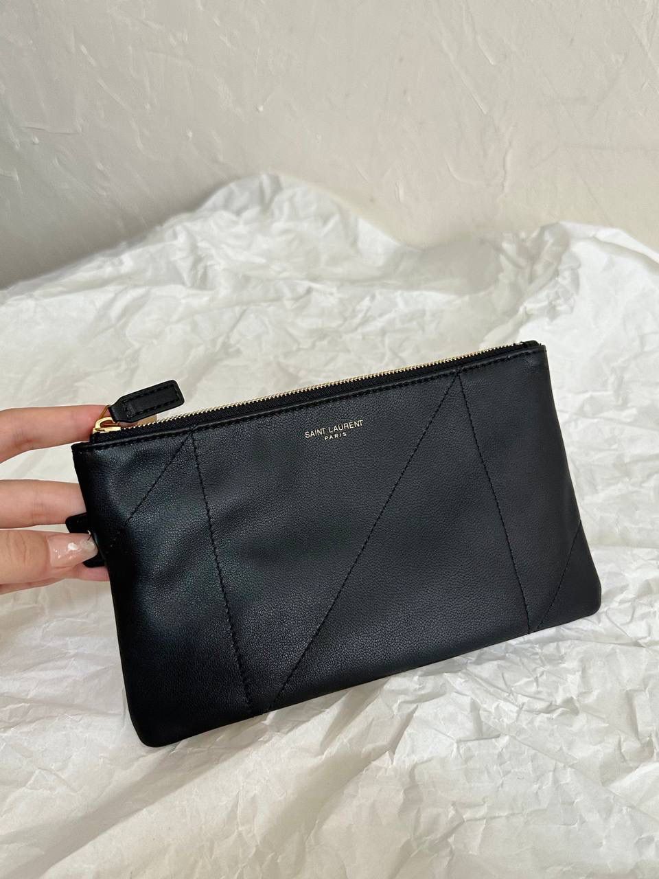 爆款🔥仅剩少量❗️ ys1 jamie垃圾袋黑色♟️ 其实一点都不想叫这只tote为"垃圾袋" 因为它实在太优雅太高级了 完全不是"垃圾袋"的那种粗犷和狂野 属于垃圾袋中仅一份的特立独行的风格 加上包身依旧用了小羊皮的质感 就显得它更秀气了☺️越看越喜欢🥰 大小容量也正好，整体不会拖沓 zp开发是基础操作了 要做到90%的相似度很简单 而要做到95%以上，那就要在各方面细节上都仔仔细细打磨一番了 没错，我家就是为了做到95%以上的相似度 才导致出货时间总是靠后 不过我相信酒香不怕巷子深 一定会有人懂我的✊🏻✊🏻 38×33×2cm781666m