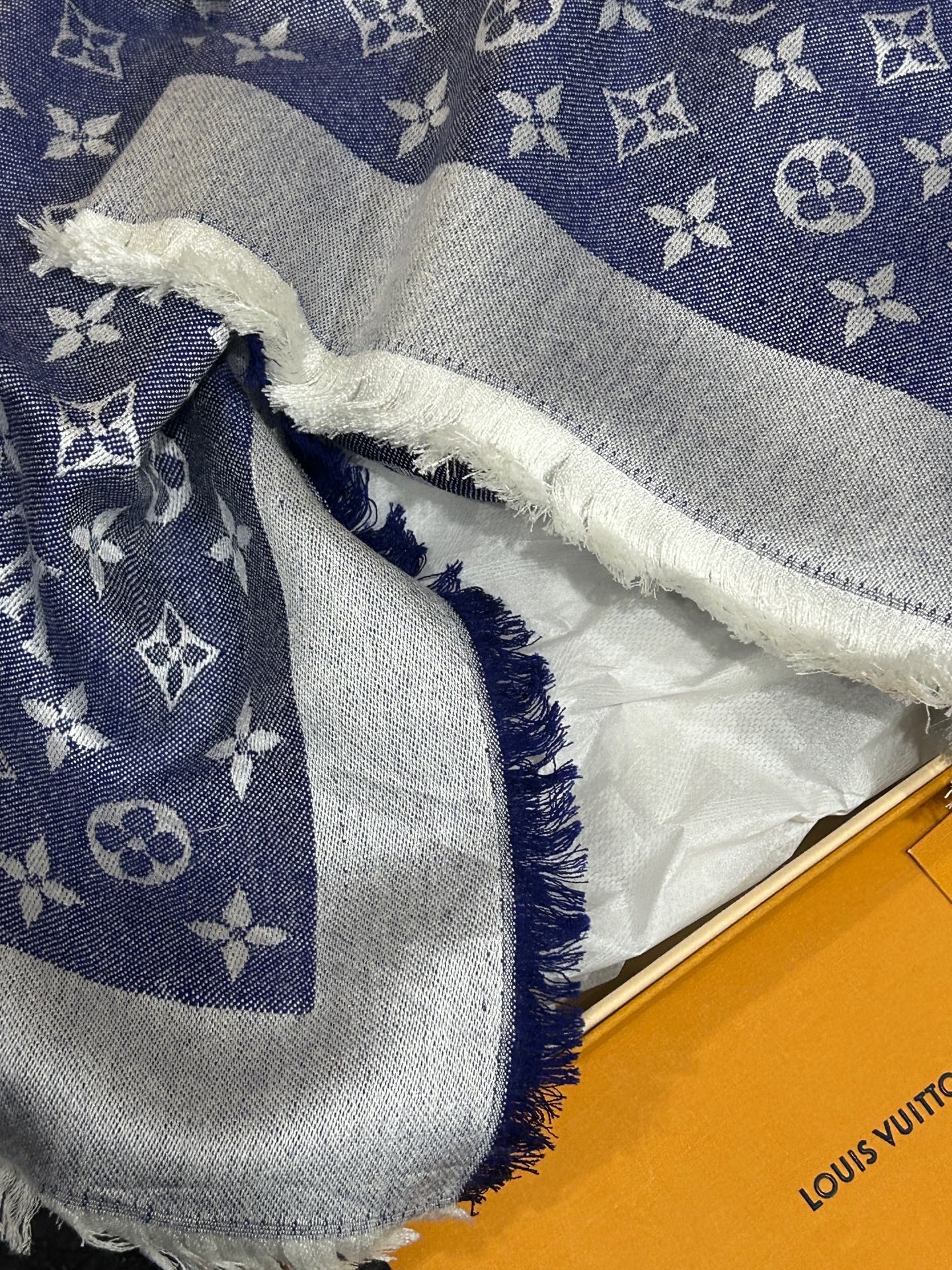 【預訂貨品】 全新Full set⭐️ LV牛仔頸巾