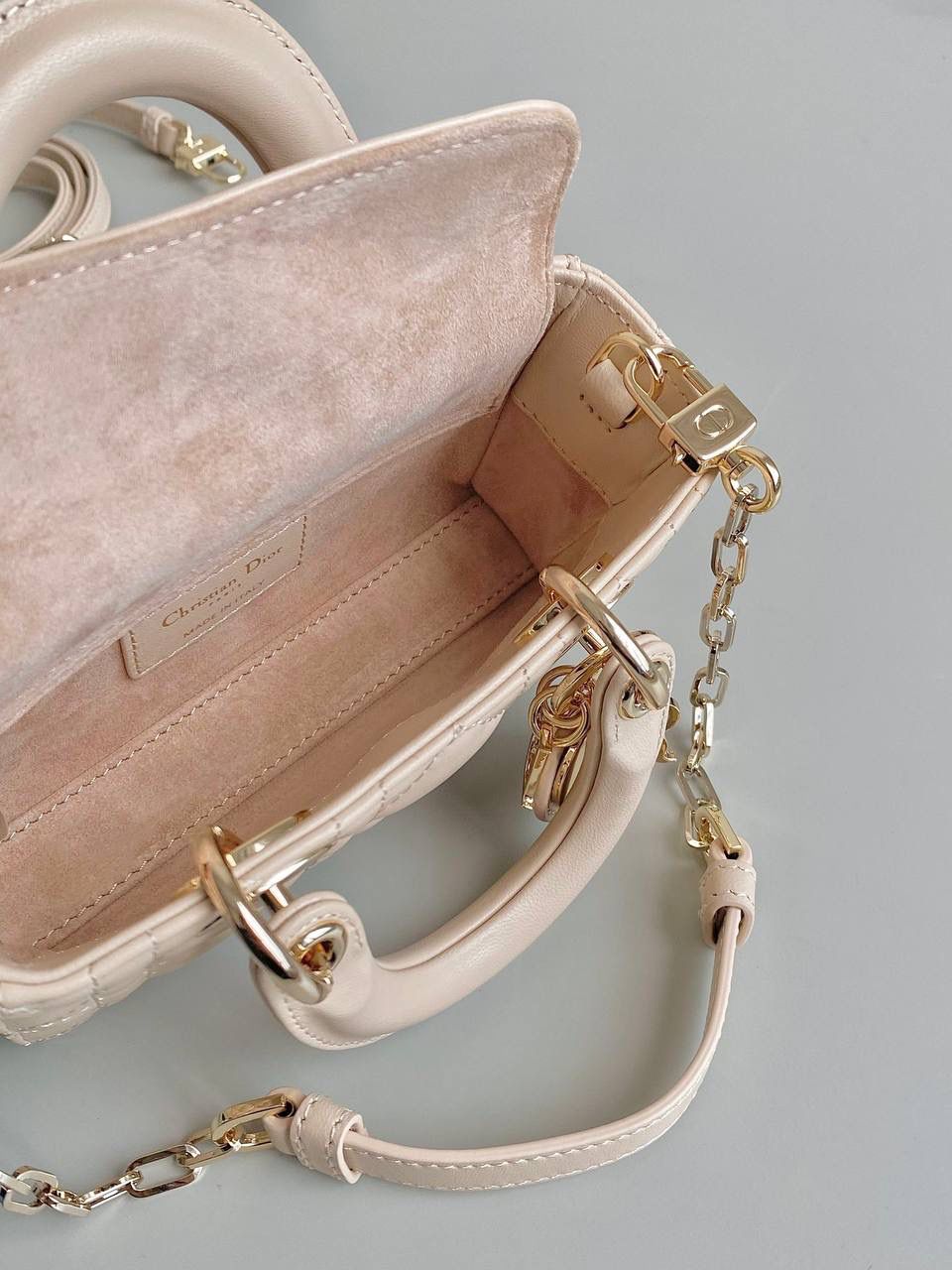 沙粉超迷你🤎🎀 𝗗𝗶𝗼𝗿 𝗗-𝗝𝗼𝘆 𝗯𝗮𝗴羊皮，新色 时尚果然就是轮回，回归了一把中古戴妃 长方包形，短链条➕细长肩带直接封神！！ 复古时髦感超强，真是什么场合都可以把住 绝对是lady中的天花板了，强势出圈啦姐妹们😍🤩 17.5×10.5×6cm