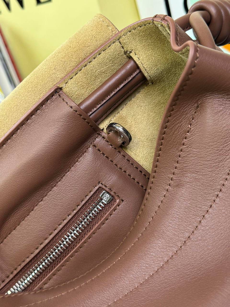 【全皮布朗尼色】 𝙇𝙤𝙚𝙬𝙚 𝙁𝙡𝙖𝙢𝙚𝙣𝙘𝙤 𝙎𝙖𝙩𝙘𝙝𝙚𝙡 福袋款邮差包 ➕刺绣🅾️字母宽肩带 编码：062404 尺寸：𝟑𝟒-𝟏𝟐-𝟐𝟒𝐜𝐦 新款以经典福袋收缩打结为元素，采用内部麂皮➕外部进口小牛皮➕刺绣字母宽肩带的精致搭配打造全新升级款邮差包🅰️，可斜挎、肩背和手提，超大容量满足日常所需🎈