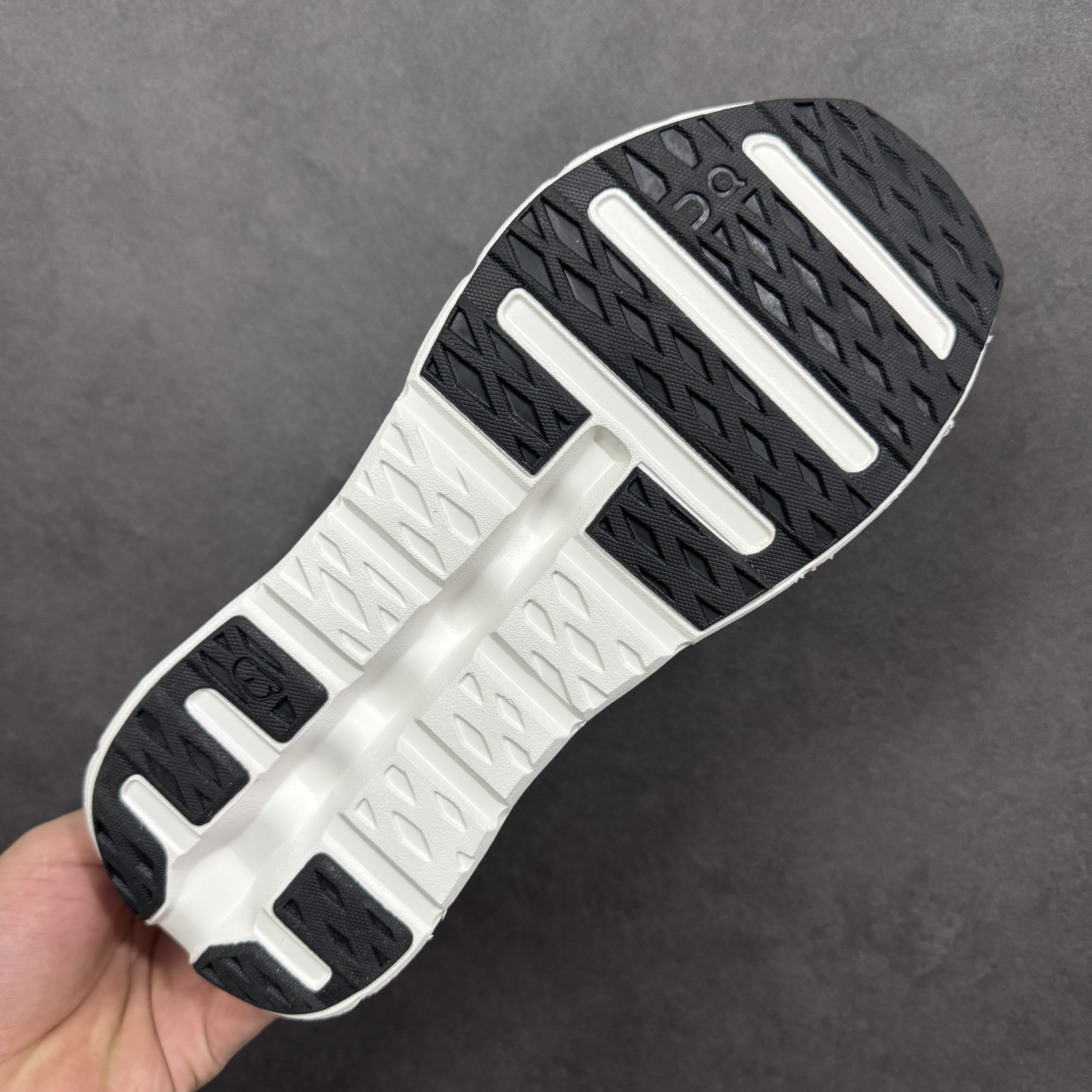 On Running Cloudtilt 2 LOEWE 