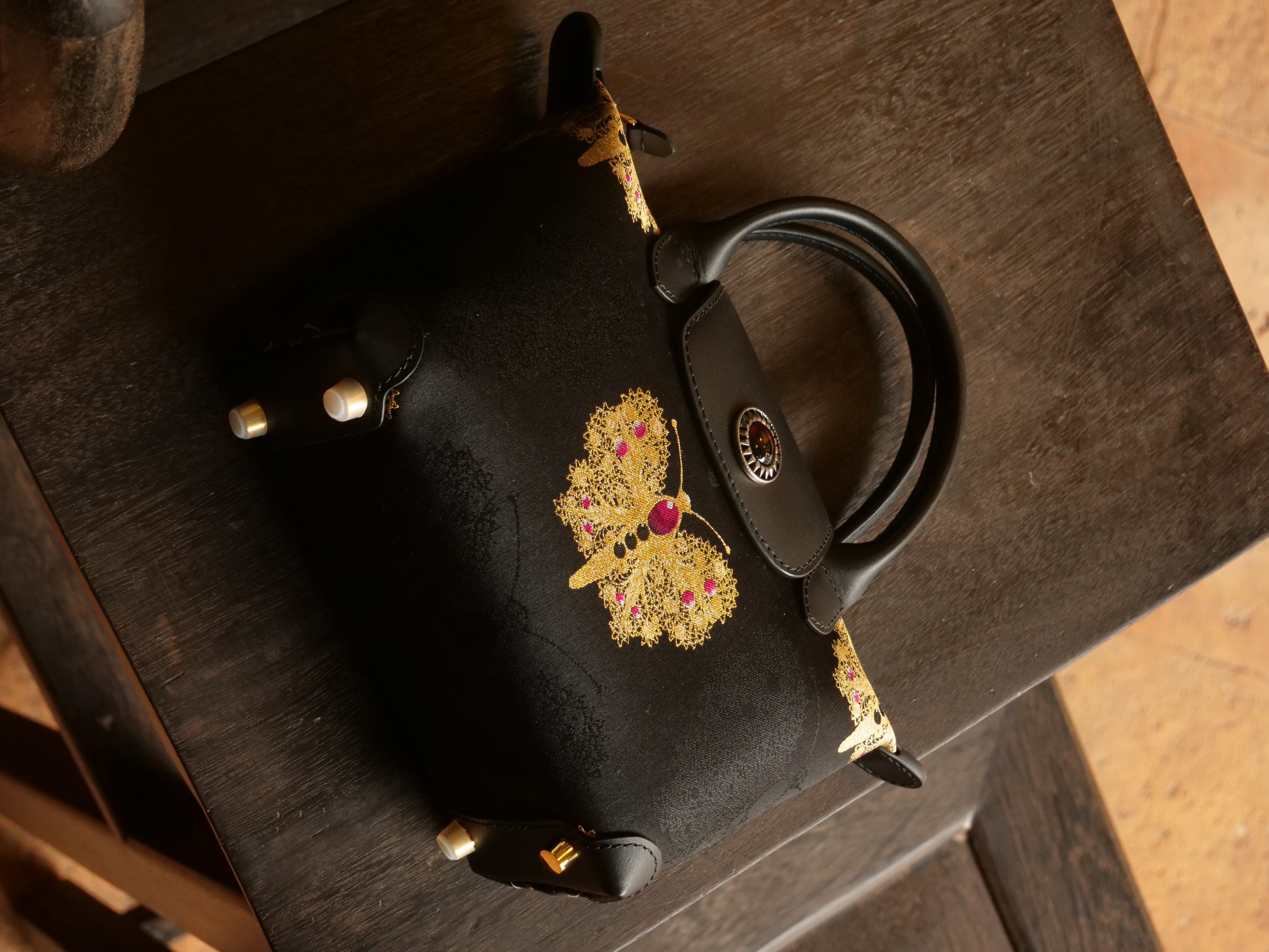 宋錦∞黑金紅蝴蝶牛皮小號手袋。上久楷