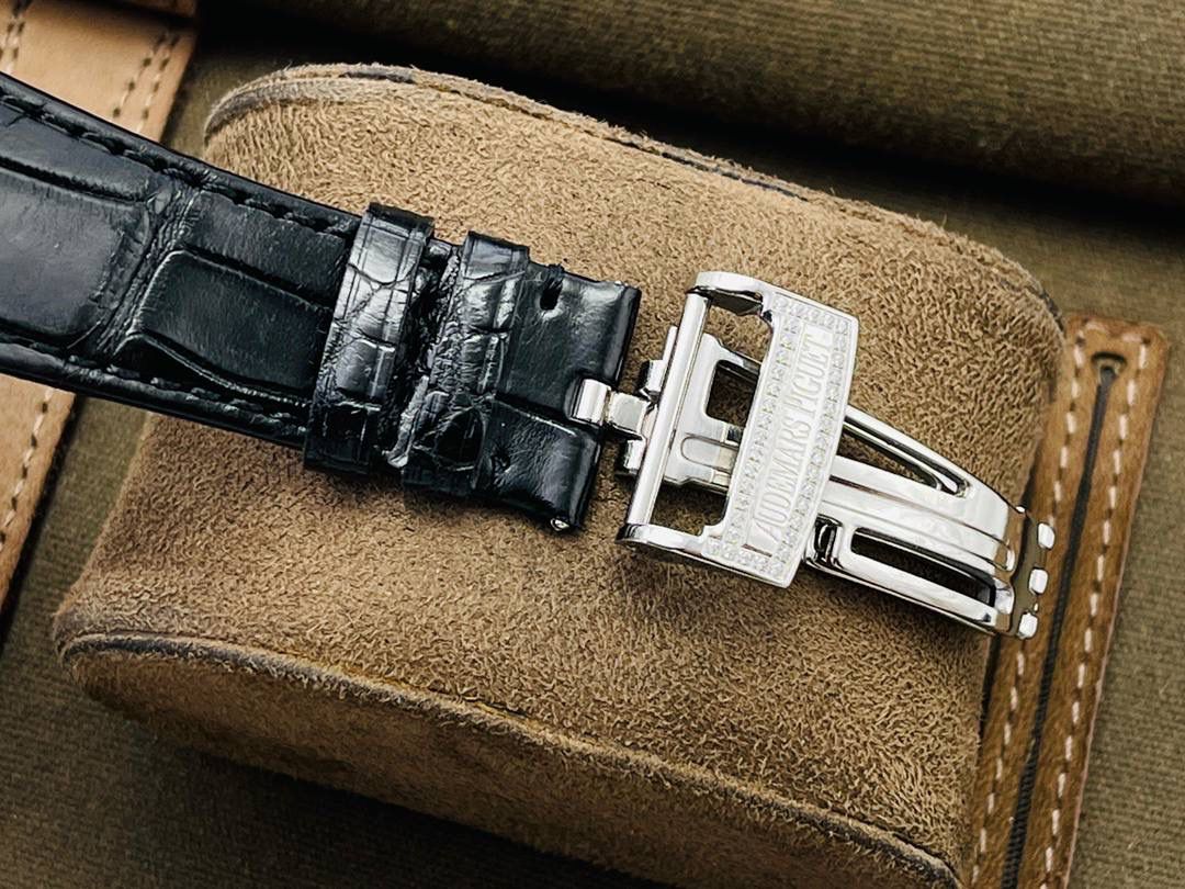 🚀顶级玩家 爱.彼Audemars.Piguet皇家橡树系列！15402OR.ZZ.D003CR.01满天星奢华腕表！细节方面： 1⃣️【定制机芯】搭配定制版Cal.3120全自动机芯机械，品质稳定性强！ 2⃣️【表壳材质】18k金密镶施华洛世奇水钻，璀璨夺目，魅力绽放！ 3⃣️【表盘材质】表盘铺镶418颗钻，搭配荧光立体时标和皇家橡树指针。展现创新的精妙设计细节分钟刻度位于表盘外圈之上，时标宽度加大。 4⃣️【表镜材质】反炫光处理的蓝宝石水晶玻璃镜面，背透蓝宝石玻璃。 5⃣【表带材质】手工缝制方形大鳞片鳄鱼皮，黑棕蓝灰四色可选配。另送进口橡胶带一条。 6⃣【表扣材质 】18K金A.P字样镶钻折叠表扣。 7⃣【表冠材质】18k金旋入式表冠。 8⃣【防水深度】50米 9⃣【腕表直径】41MM，厚度11MM！ 顶级玩家 细节精心打磨！极致乱真版本！欢迎各位玩家品鉴！（现在买就送专用高端商务用笔一支）