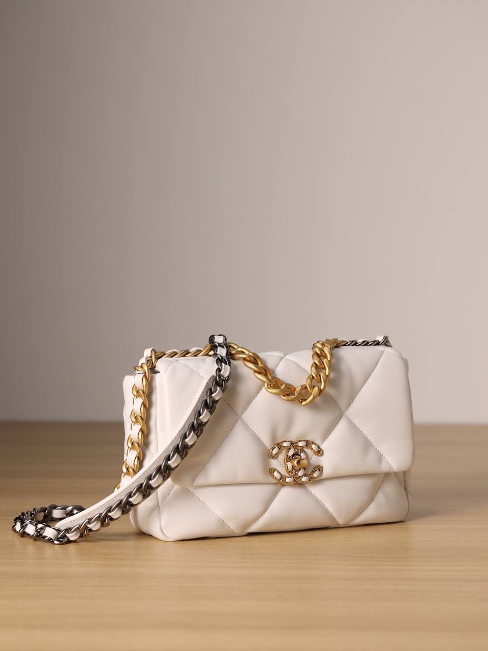 chanel 19 bag 白色❤️‍🩹👜小号 独家渠道货 方框 原厂正品皮 小羊皮系列✨以诞生年份2019命名的小香19手袋 每针每线都是符合正品工艺 尺寸：16 x 26 x 9cm