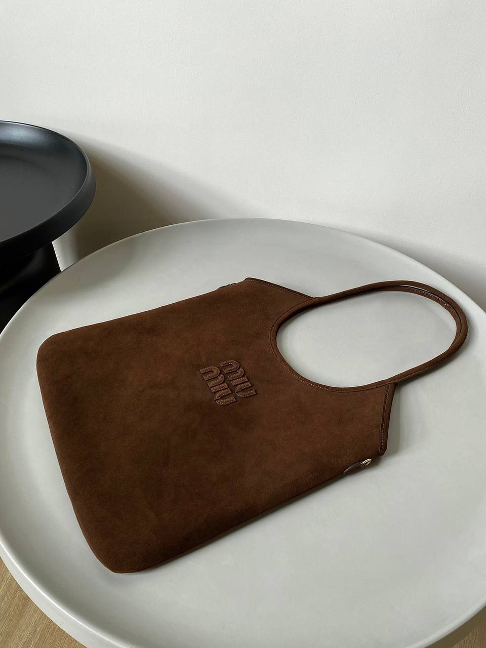 🈶深棕色 𝗠𝗶𝘂𝗠𝗶𝘂 𝐢𝐯𝐲 24秋冬托特 今年棕麂皮系列大人气啊！ 深深的巧克力色，满满秋冬味儿～ 绒面皮每年都会有，但是！！今年这股风刮的特别猛 从秀场到ins博主穿搭，或者线上门店 几乎都有麂皮元素！ 西装款 夹克 风衣 鞋子 包括包包等 延续去年美拉德色系的颜色， 今年的颜色各种各样，有深有浅 但我唯爱咱miu家的这个巧棕色 绝对秋冬氛围感里，最“增质感”的时髦单品！ 35×40cm #F0110m