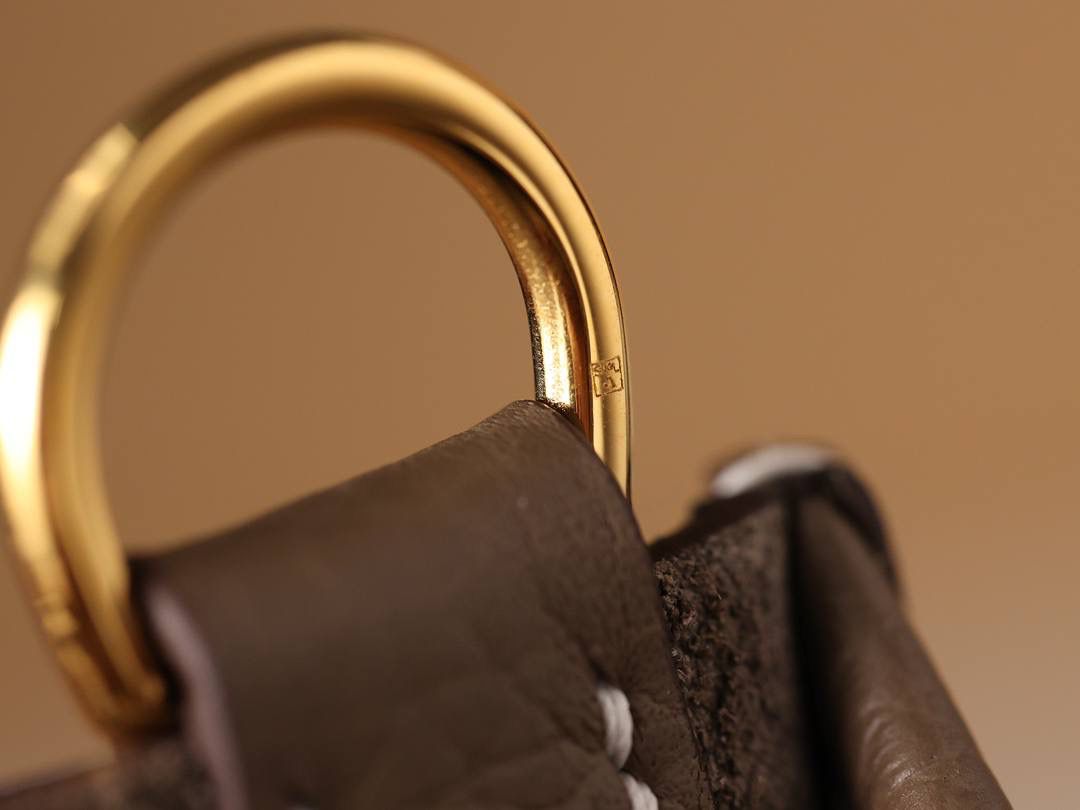 HERMES爱马仕Evelyne 16伊芙琳大象灰金扣👜✨ TaurillonMaurice 小公牛皮 尺寸：16*18*5cm 爱马仕Evelyne伊芙琳 Evelyne包的设计灵感来自于一种名为“马鞍袋”的马具袋，这是一种常用于骑手和马车夫的袋子，用于储存和运输马具和其他必需品。 爱马仕将这种马具袋的经典元素与品牌的手工艺传统相结合，打造出了具有时尚感和功能性的包包。 因此，伊芙琳包不仅是一款实用的手提包，同时也代表着品牌深厚的历史和文化传统❤️