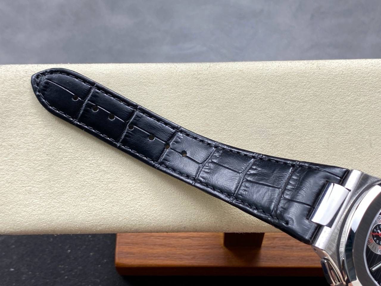 V2版真功能🌐真小秒！3K工厂 百达翡丽鹦鹉螺5980/1A-014多功能计时腕表V2版本，真小秒、真功能！【表壳】腕表尺寸40.5毫米，同正品一致的枕型表壳采用正面拉丝，侧面抛光的两种工艺组合，层次感分明，质感十足。尽显精湛工艺。【表带】采用原装表带一比一量身打造，每节表带的中央抛光部位，都能呈现钻石的形状，尽显高级质感。【机芯】3K厂采用定制版PP.CH28-520机芯，完美还原正品，时分秒，日期，和计时大秒功能。3K匠心之作，欢迎各位表友品鉴🌐