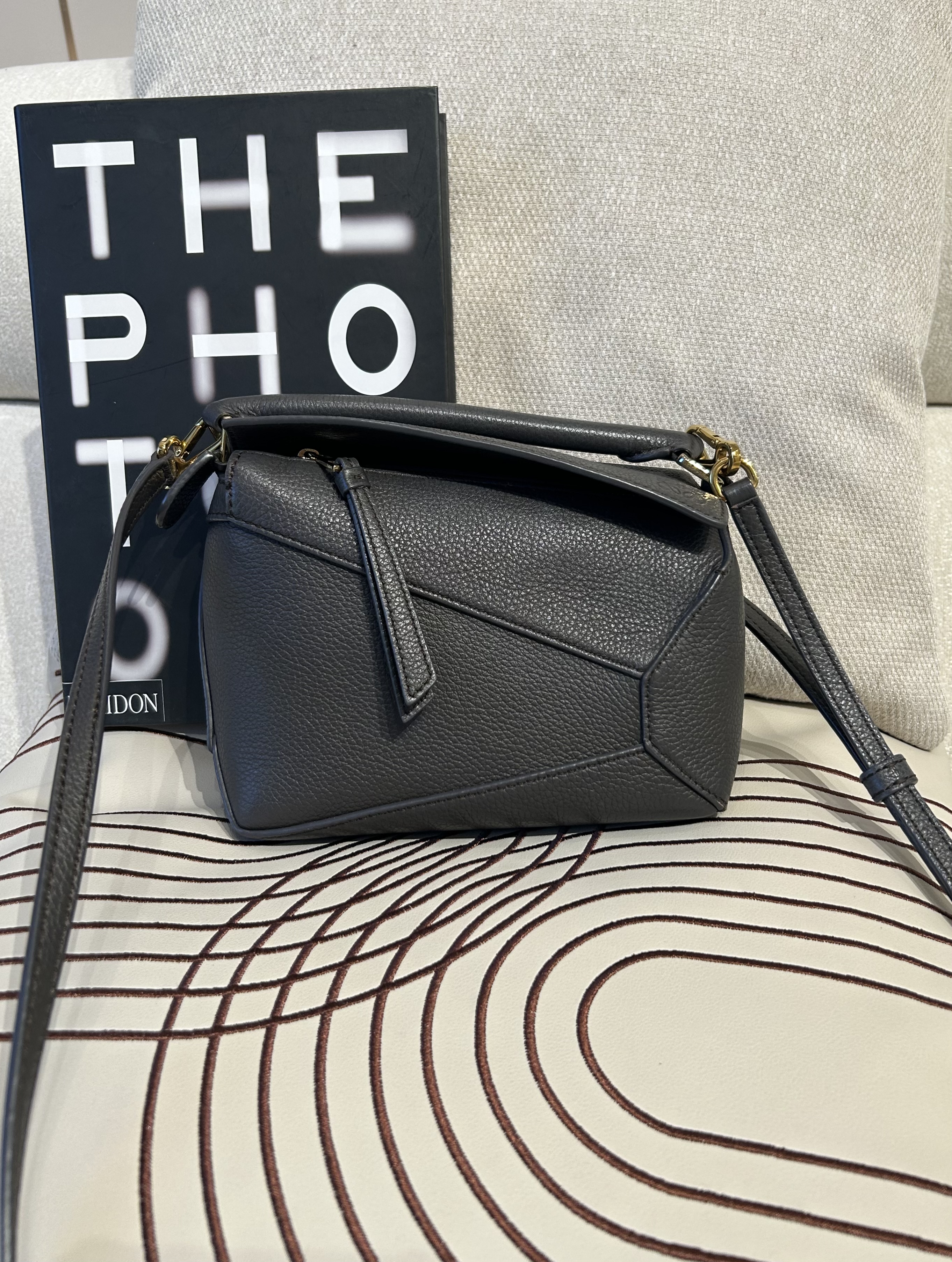 Loewe Puzzle Edge Mini 粒粒牛皮 100%Authentic, 98%New ✅Dust bag✅booklet✅肩帶