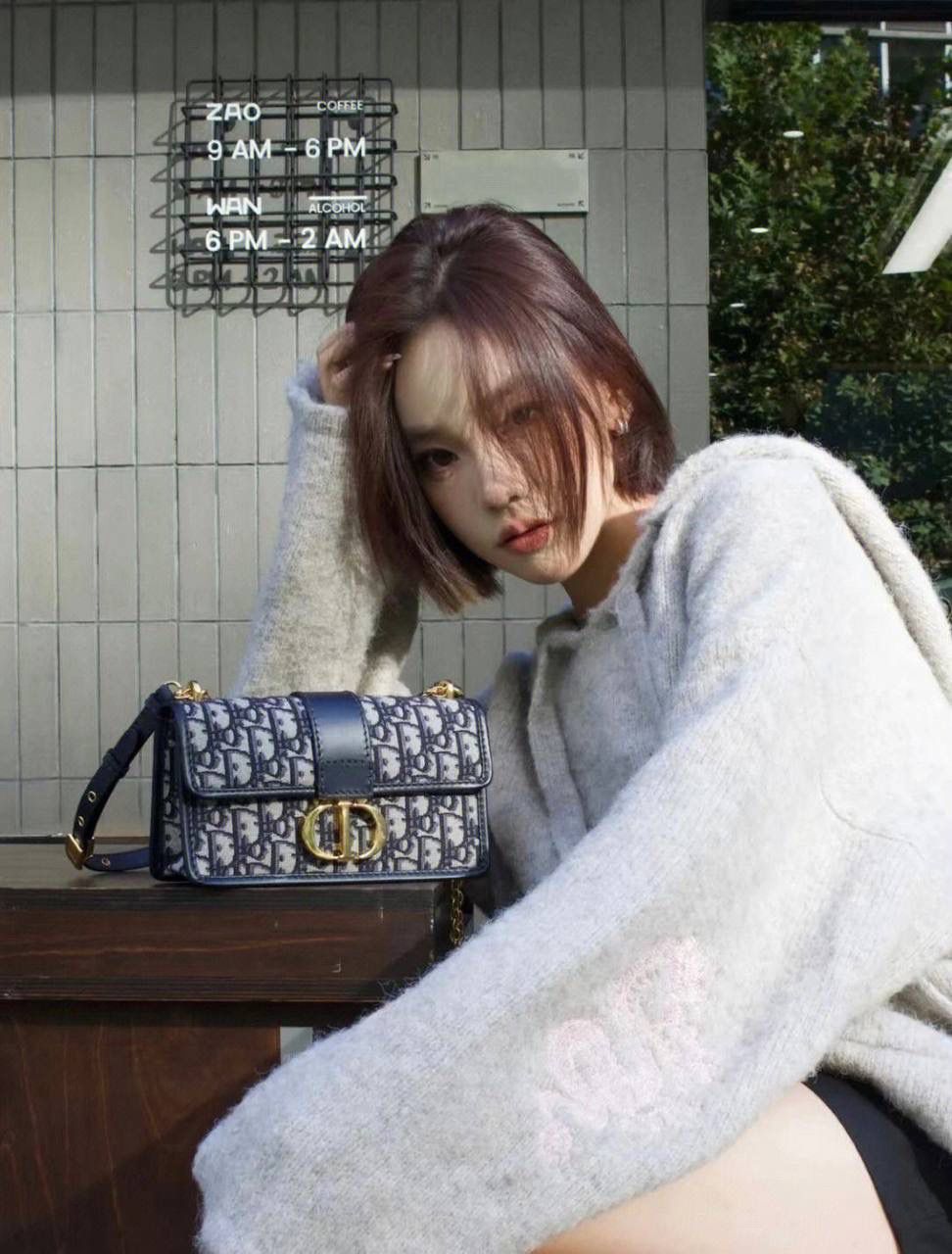 Elegant Canvas Shoulder Bag with Chain Strap