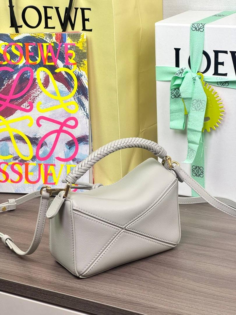 🎈最新编织手腕𝙈𝙞𝙣𝙞 𝙋𝙪𝙯𝙯𝙡𝙚 ——【银灰色】 尺寸：𝟏𝟖-𝟏𝟐.𝟓-𝟖𝐜𝐦 编码：062401【配全套礼盒】 ♥️以罗家经典几何设计，搭配独特的编织手腕，绒面内里。 ♥️容量大，经典百搭，可拆卸肩带，有单肩，斜挎，手提等多样化背法。随性时髦洒脱，实用性强。 ♥️独家背景➕独家品质➕独家全套砖柜礼盒套装，市场高端品质皆在我手✌🏻