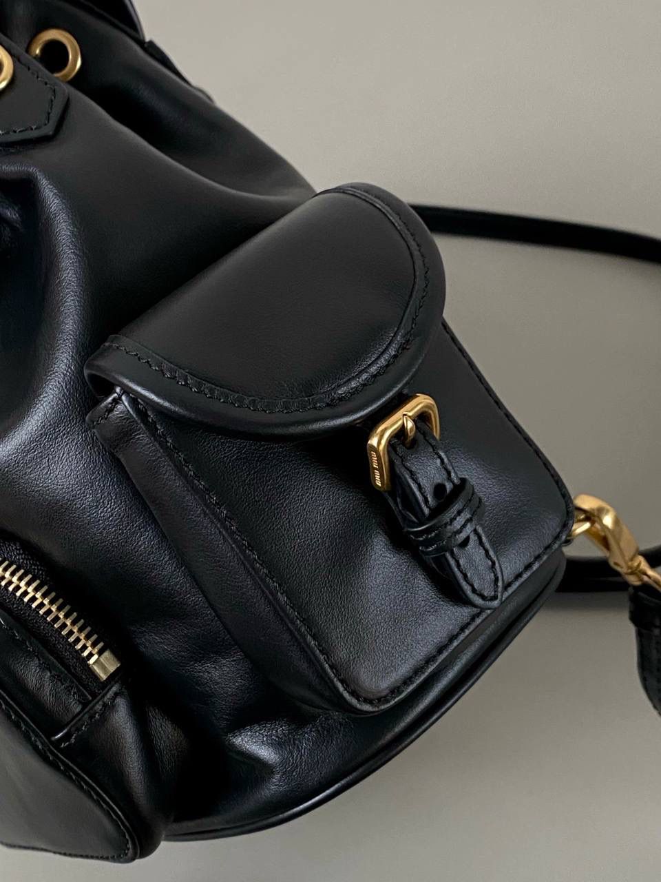 🈶黑色小号 𝐌𝐢𝐮𝐌𝐢𝐮 双肩包·牛皮 万众期待的全皮款双肩包！ 它终于出来了，天天被催爆🤪 只有真的好看好背才能一直被惦记 全皮很有质感，手感超级软乎 自重很轻！容量也足够日常 再挂上可可爱爱的挂件呼呼～ 太好看了！！可以闭眼入 18×22×11.5cm #F0060m