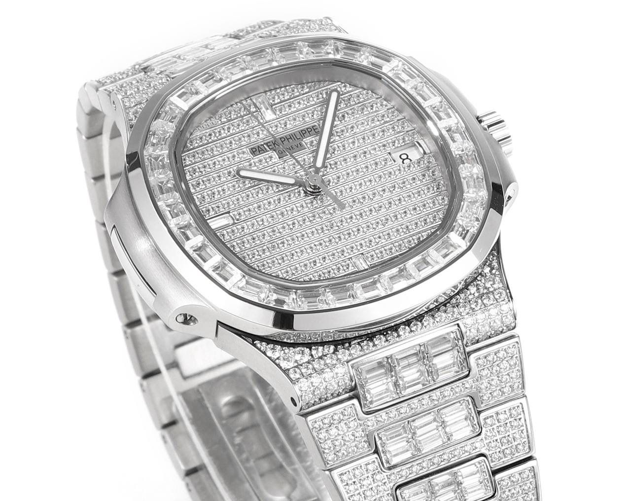 强势来袭！ 超级满天星方钻鹦鹉螺！ 1⃣️升级修正不锈钢表带，部分根据鹦鹉螺不锈钢表带拆解开发，完美贴合！ 2⃣️目前唯一使用圈口和表带方钻无爪镶石工艺，经历无数次的加工工艺，只为做到极致，终于大功告成！ 3⃣️全新订制修正版的Cal.324机芯，机芯摆轮位置与原装一致！深度洗花和刻字，机芯的还原度极高！ 4⃣️指针升级：秒针中心点升级为针轴秒针！ 鹦鹉螺满天星方钻王中王！欢迎您的品鉴！😎💯🌟