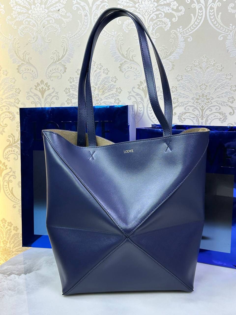 *𝐏𝐮𝐳𝐳𝐥𝐞 𝐅𝐨𝐥𝐝折叠手袋👜*（深邃蓝） ——全新【𝗡𝗘𝗪】升级‼️ 延续经典𝙋𝙪𝙯𝙯𝙡𝙚的标志性几何裁剪设计，新晋顶流🅰️𝙋𝙪𝙯𝙯𝙡𝙚 𝙁𝙤𝙡𝙚 𝙏𝙤𝙩𝙚以折纸包为灵感，升级成🉑完全折叠‼️的结构，立体与平面任意切换，出差旅行🧳必备单品。小牛皮材质轻且柔软，𝐌𝐢𝐧𝐢尺寸搭配一条可拆卸式肩带，手提，肩背，斜挎多样化背法✨ 尺寸：𝟐𝟓.𝟓-𝟏𝟒.𝟓-𝟑𝟏.𝟓cm 款号：052316