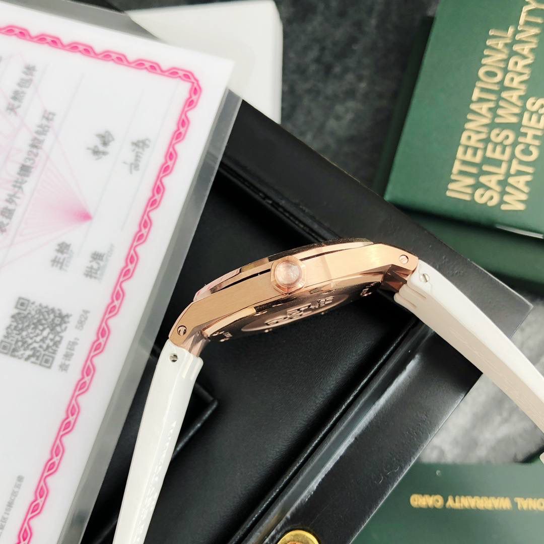 全网女神看过来😍😍这款爱彼女表才是最具有性价比的… 爱彼皇家橡树系列型号67601石英腕表，皇家橡树系列独有的八角形外观还拥有爱彼独特的设计风格也将女士优雅风格融入其中，深受女明星们的爱戴，即使只有33毫米的小尺寸，也将爱彼独有的纯净美感与刚毅线条展现的淋漓尽致💝💖💘而镶满钻石的表圈也为佩戴的女士增添了更多的柔美。（32颗1.6明亮式切割美钻，总重约0.65克拉）巴蒂镶嵌一枚半透明凸面蓝宝石，搭载瑞士进口石英机芯，拥有实用的日历显示功能，女士们佩戴起来不会显得沉重 ，配专柜最新全套包装发货！这种货一般数量不是很多哦