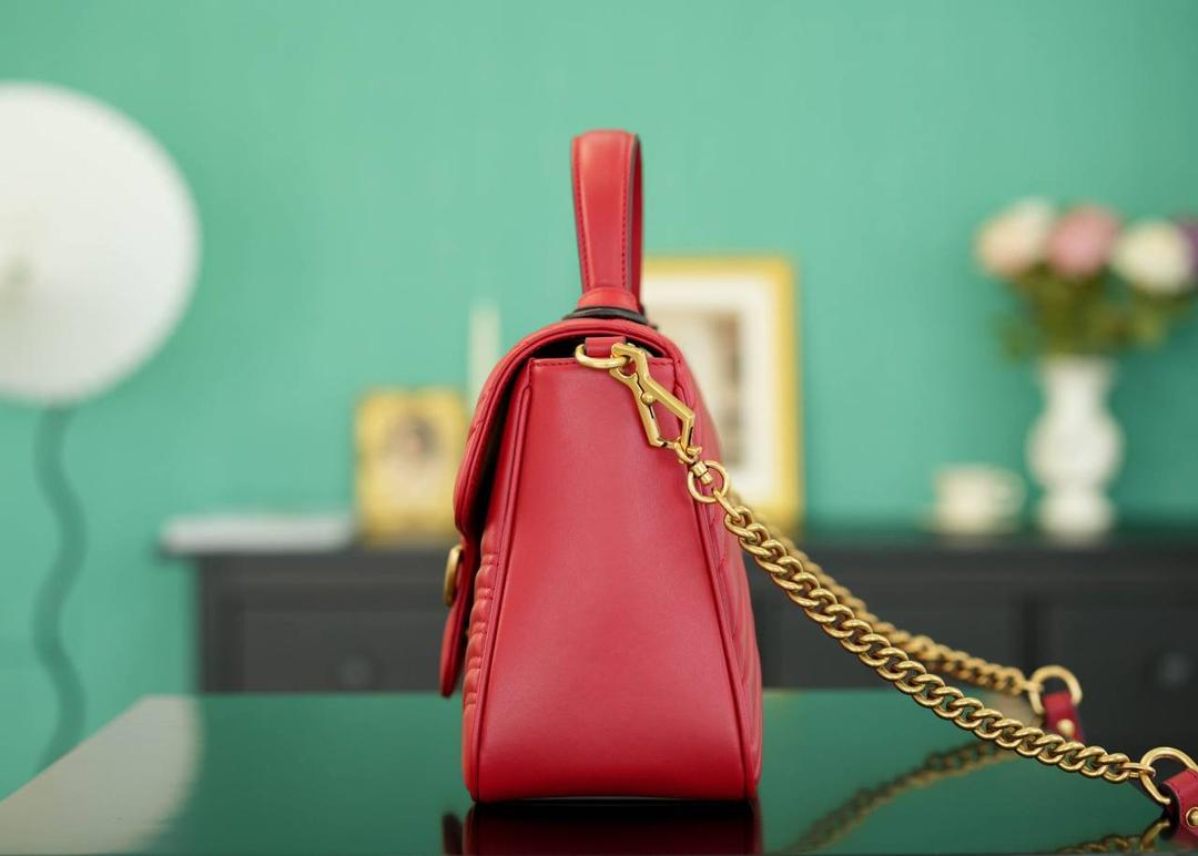 👜🔥Marmont系列绗缝手提包邮差包 红色 27cm （原厂皮 全铜五金） 正品售价,500 独家原厂皮发售 限量级别 意大利原材料开发，这个大小简直是最完美的尺寸，什么随身携带的东西都可以轻松收纳，能手拎也可以单肩斜挎，自重轻，超级百搭不挑人~好看极了！！！ 官方款号 498110 尺寸大号：27x19x10.5cm 小号：21x15x8cm