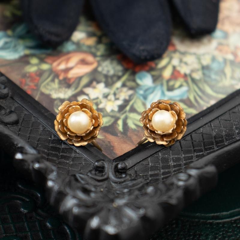 C.a. 1950s American Layered Rose with Faux Pearl Accent Screwback Earrings (EA0525)