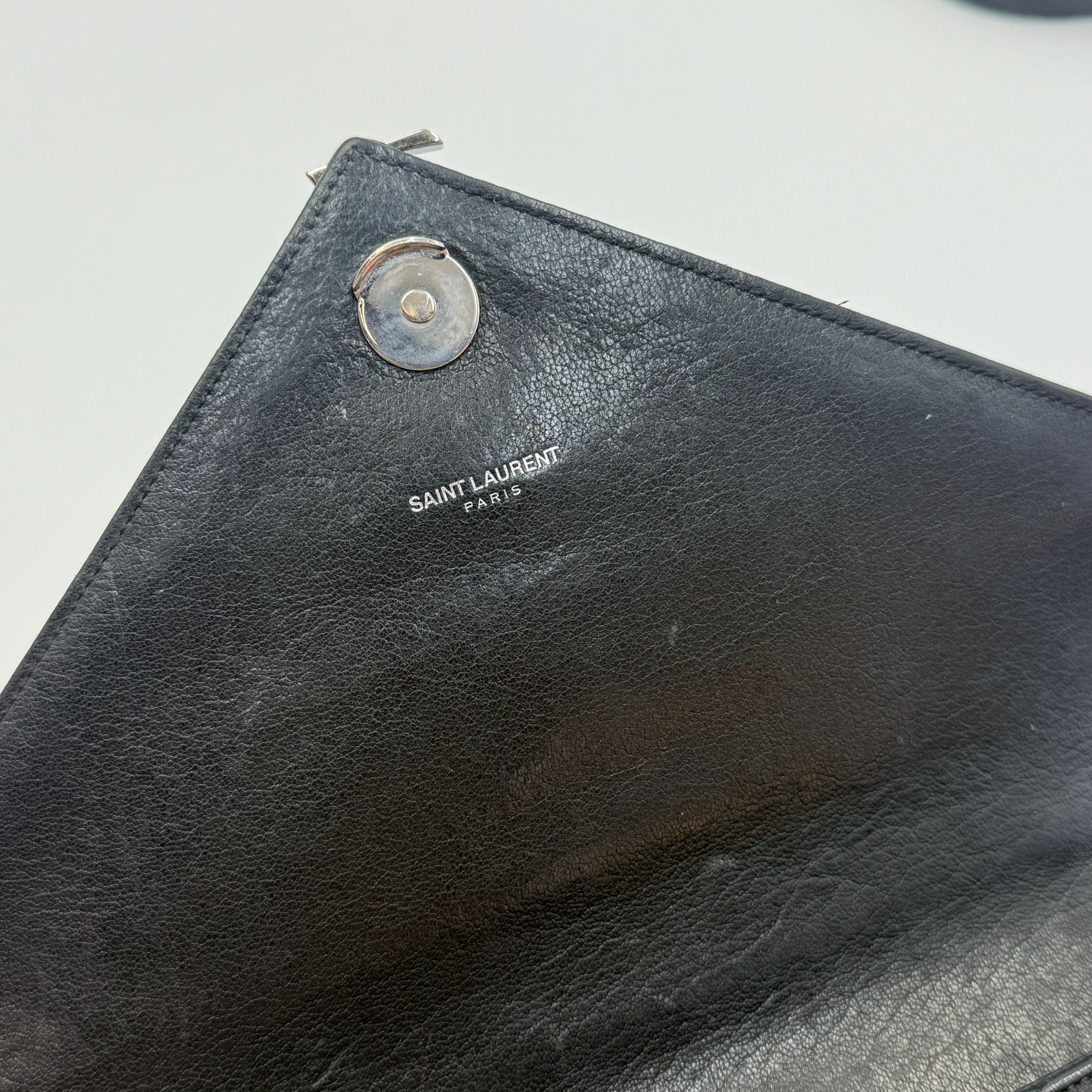YSL 信封袋  V紋黑色銀扣牛皮 字母logo V紋設計