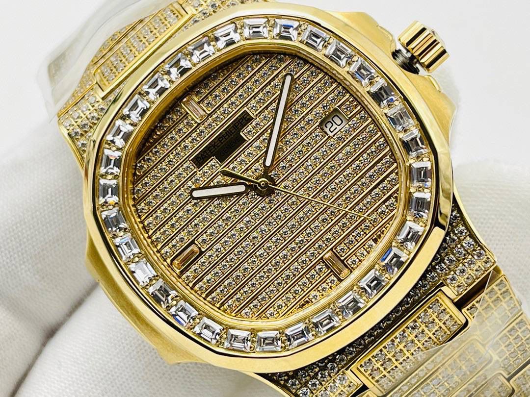 百达翡丽PATEK PHILIPPE优雅运动系列5711/1A鹦鹉螺，钢表之王，全网最佳解毒方案！细节方面： 1⃣️直径40毫米！ 2⃣️搭配定制版机改Cal.324自动机芯。 3⃣️316L定制级人体工程学表带！ 4⃣️钢带圈口珠是钻石型的，与正品相结合。