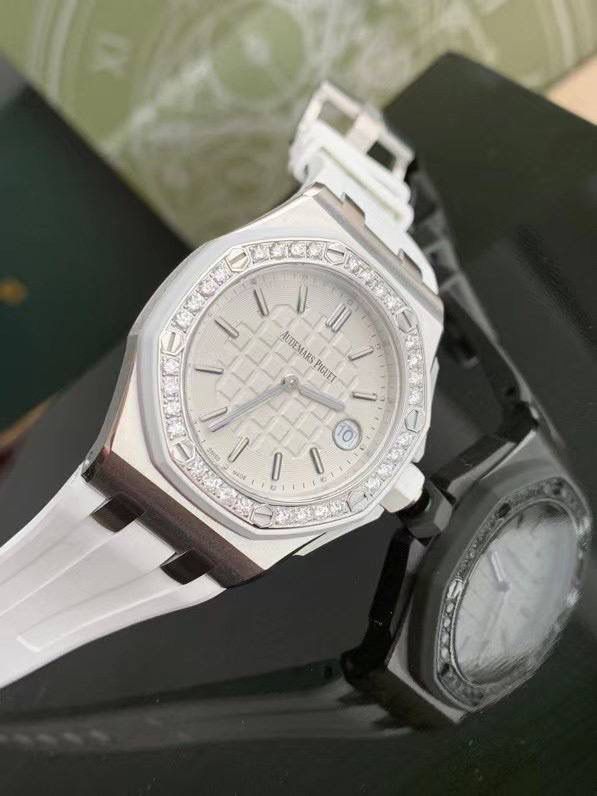 🚀全网独家新款，官网已停售 爱彼女款，皇家橡树离岸型，原装瑞士石英机芯、37表盘、厚度11.1毫米，原装进口防尘表带，反炫光处理蓝宝石水晶玻璃、包18K玫瑰金镶钻，32颗VV S足反南非真钻、精美绝伦、37表盘男女通杀！数量不多、手快有手慢无！