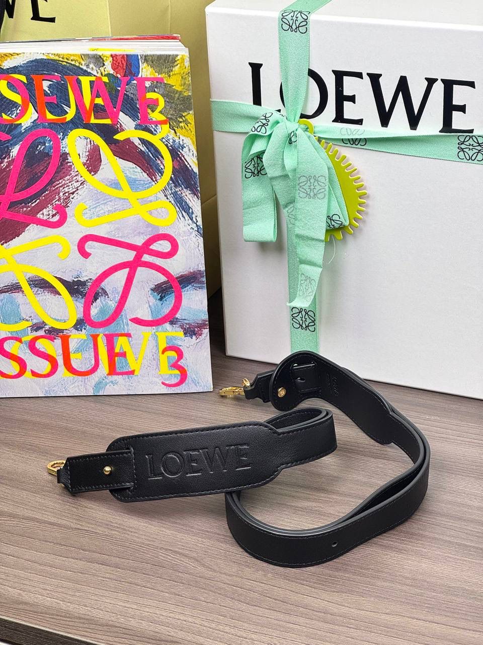 🎈新品牛皮可调节肩带 ➖➖➖➖【黑色】 编码：182323 尺寸：𝟏𝟒𝟑-𝟒.𝟓𝐜𝐦 撞色肩带绝绝子❤️正面饰品牌标志性Logo，调节长度为𝟖𝟎到𝟏𝟐𝟎𝐜𝐦