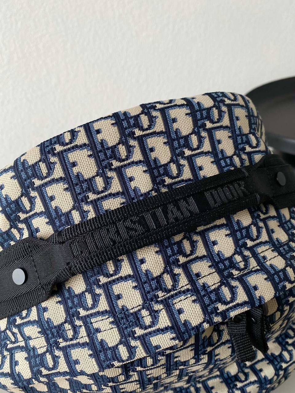 刺绣蓝🈶 𝗖𝗗 𝗢𝗯𝗹𝗶𝗾𝘂𝗲刺绣双肩背包🎒 除了经典的老花帆布款，就属它最热门 独家定制对版布料，立体刺绣工艺已经做的非常成熟！包身轻盈，内里尼龙材质很好打理！ 一包走天下的双肩包，对于出门旅行不喜欢拉旅行箱的游者或上班族真的是再适合不过了！双手推荐🙌🏻 35×41×15cm #M931m