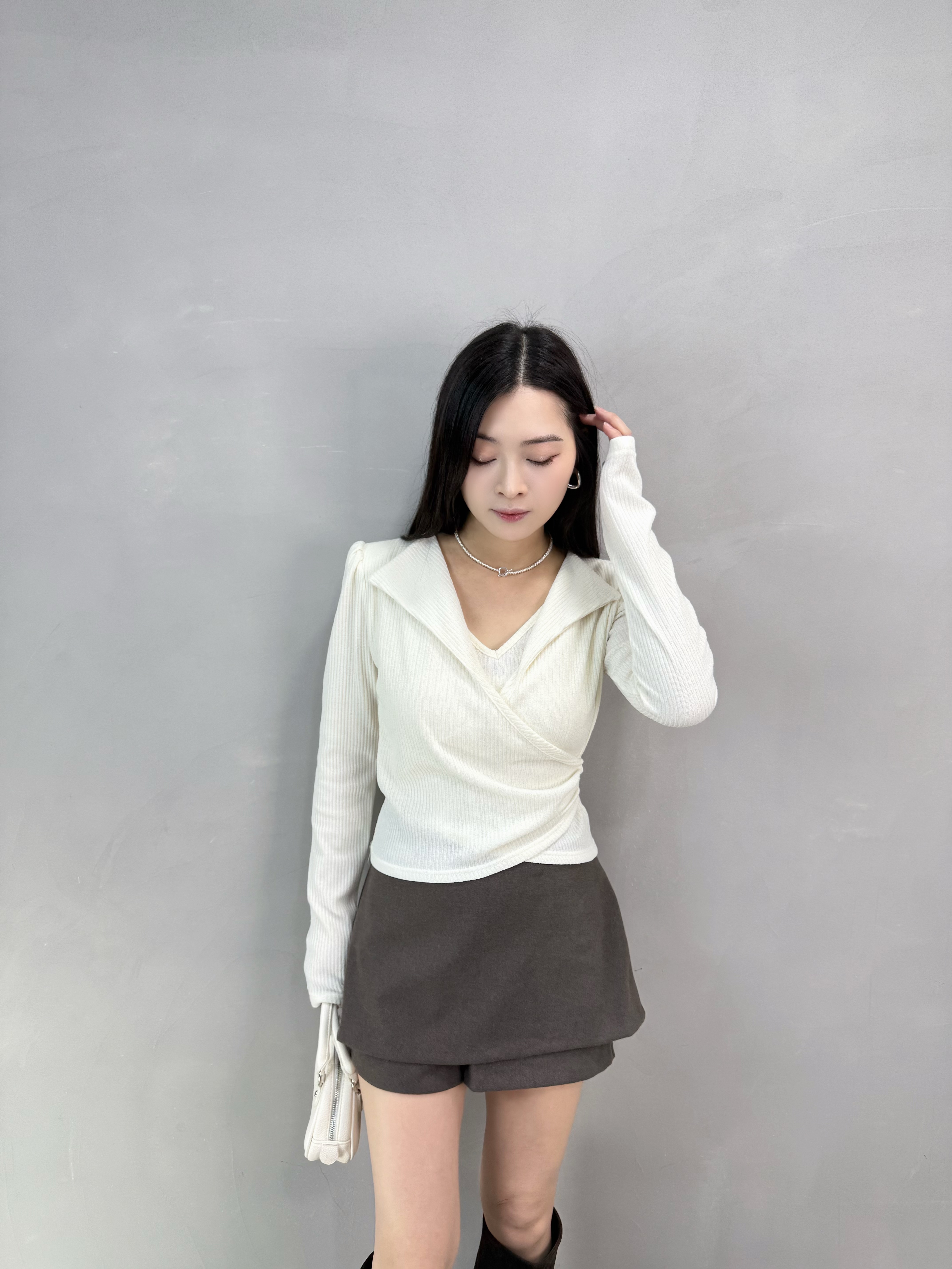 D77 暗紋V領假兩件Top