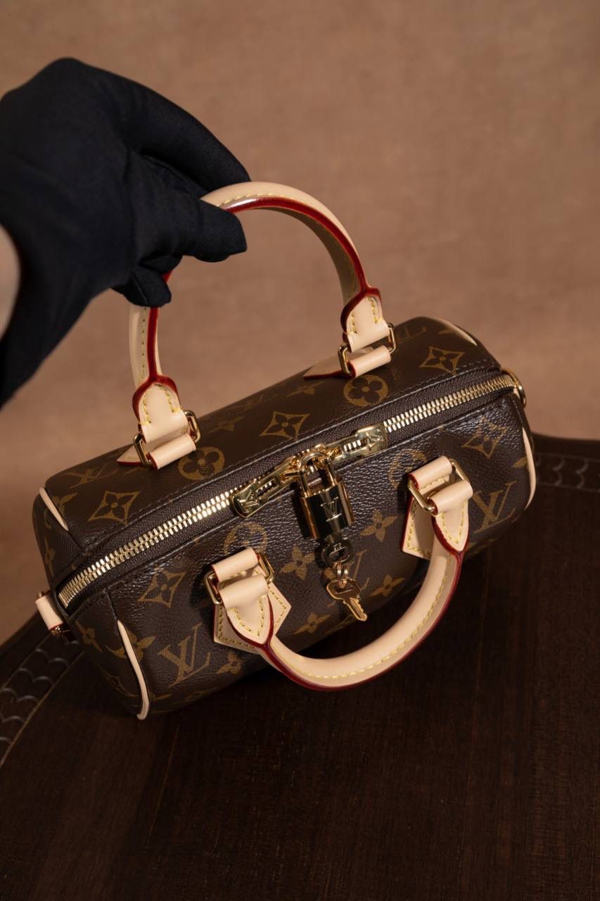 LV Speedy Bandoulière 20 枕头包👜💕 经典 Speedy 小号真的太可爱了！ Monogram 老花帆布＋牛皮饰边，质感一看就很 LV～ 小小一颗但很能装，日常出门刚刚好。 Size：20 × 13 × 12 cm 小巧可爱，但实用度在线 💖