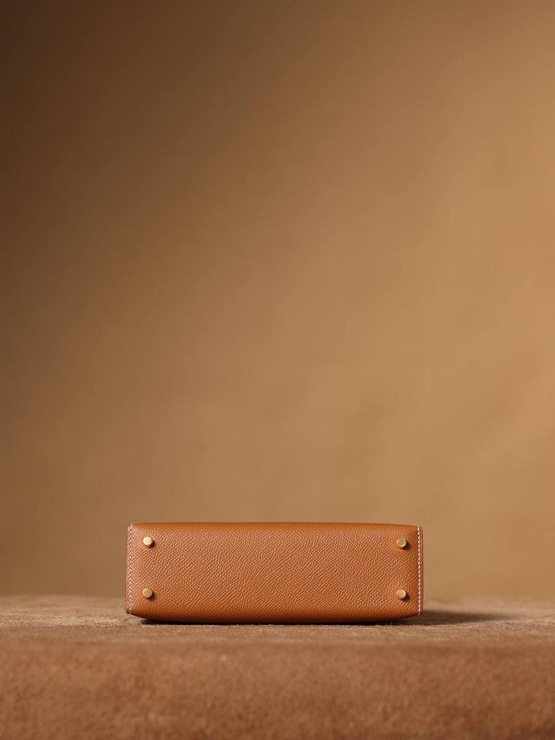 HERMES 爱马仕 Mini Kelly 二代👜✨ Mini Kelly 二代 金棕金扣 高清实拍图 尺寸：19*12*6cm Hermès爱马仕是世界著名的奢侈品品牌，1837年由Thierry Hermès创立于法国巴黎。 爱马仕早年以制造高级马具起家，迄今已有180年的悠久历史。 其整个品牌从整体到细节以及专卖店，都弥漫着浓郁的以马文化为中心的深厚底蕴🎀