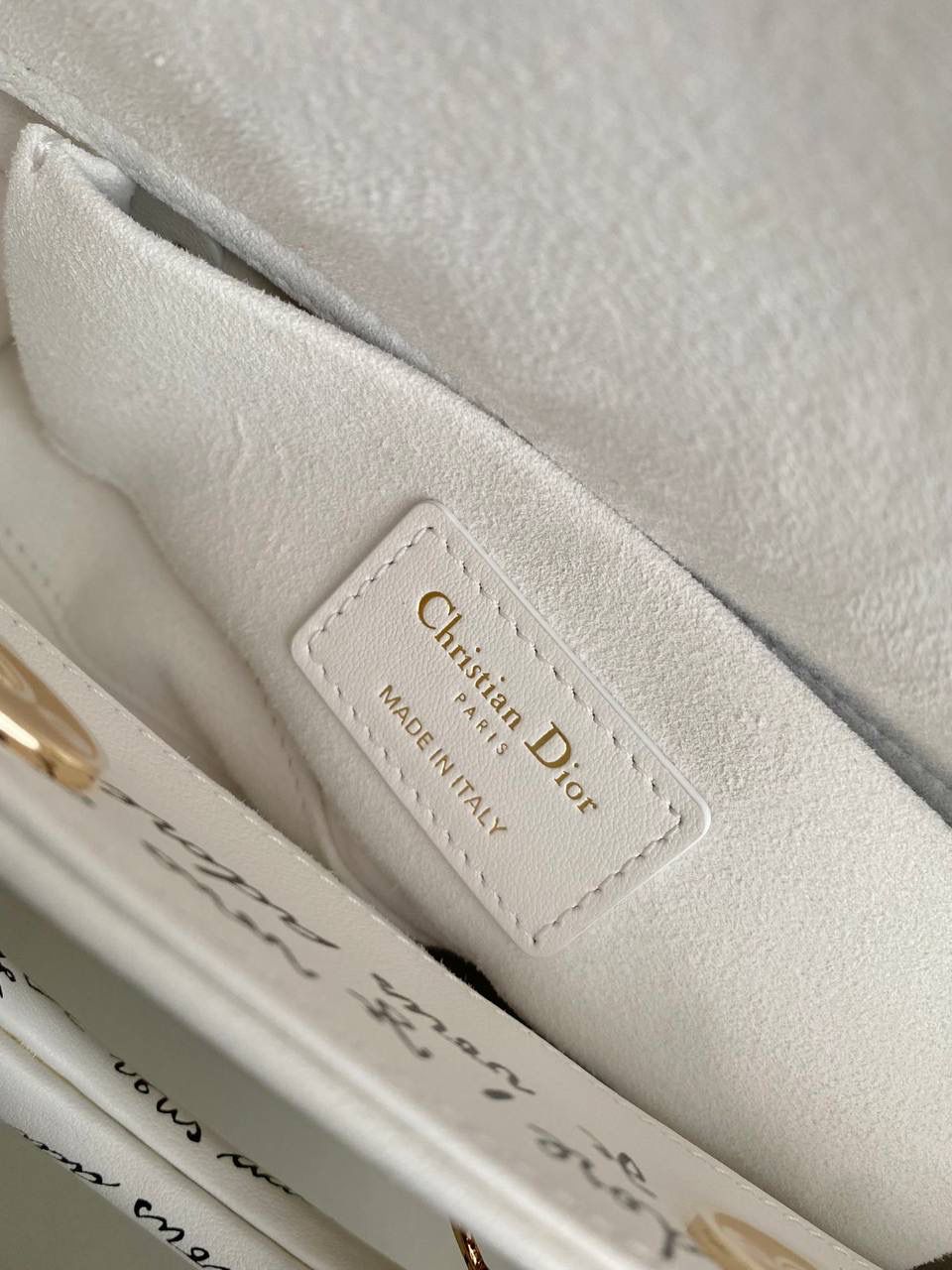 爱心白🎀𝗗𝗜𝗢𝗥 𝗗-𝗝𝗼𝘆小号 七夕限定，更是每一天的爱意限定 情书💌款这种淡淡的色调好梦幻 从印花到纯色都散发着治愈的气息 刻印的纹理感，伸手可触 连绵不断的法语我爱你'点缀着爱心❤️ 是写满了法式浪漫的包包呀！ 请拥有，这独一份的爱意 22×12×6cm