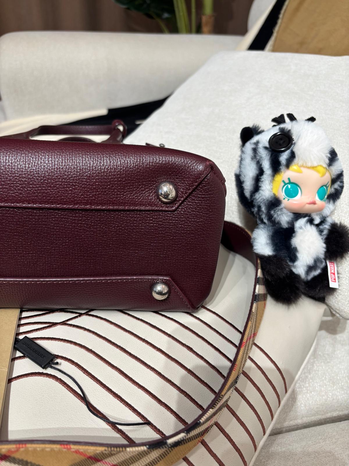 Burberry shoulder bag wine calfskin 100%Authentic,95%new ✅塵袋