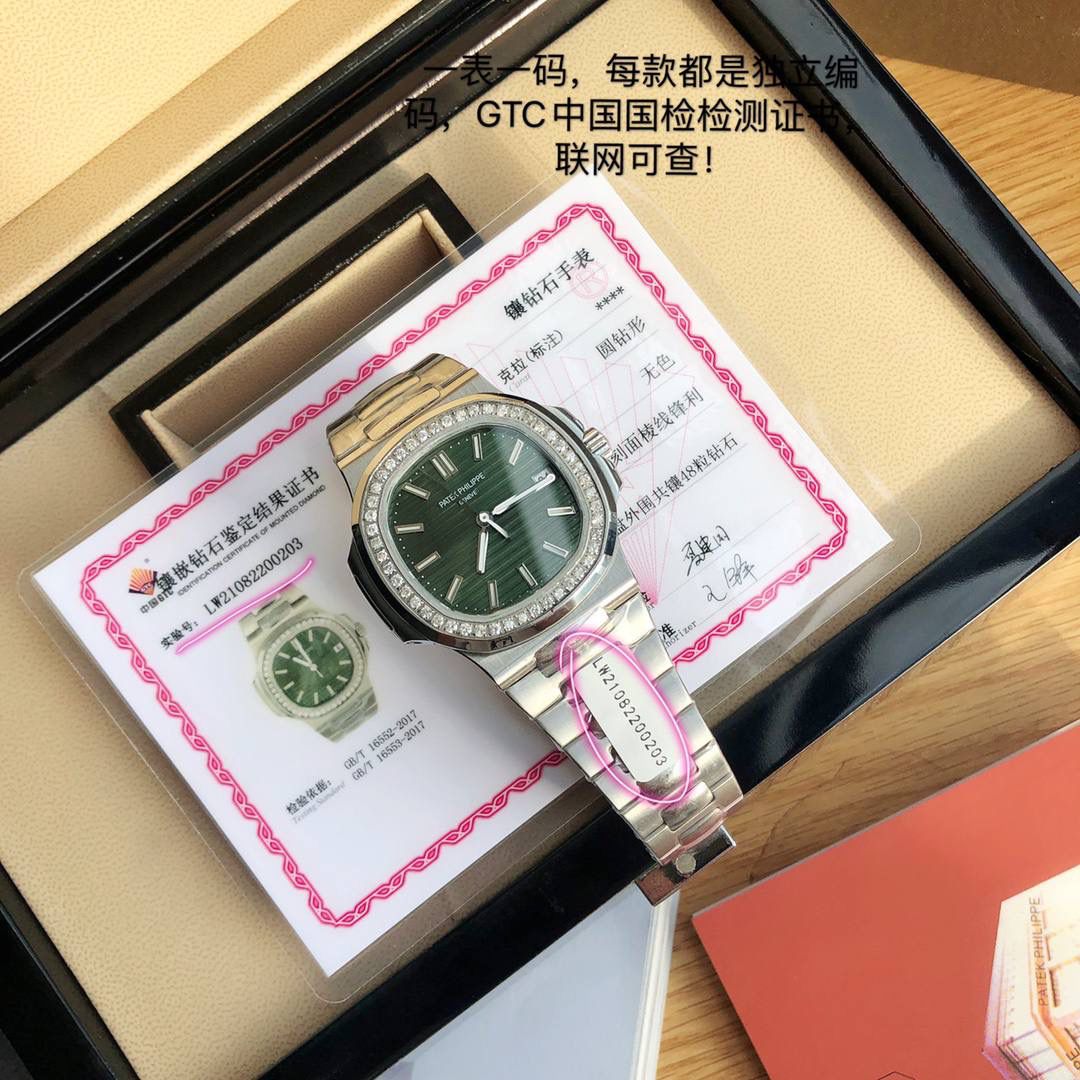 百达翡丽鹦鹉螺5711/1A 🐚 外号“钢王”，结实耐造💪 辨识度拉满，PP家族里价位超友好💰 ✅ 不锈钢运动腕表⚙️，无繁杂计时功能，运动范儿十足🏃‍♂️，日常佩戴低调稳重，颜值超能打✨ ✅ 今日分享台湾厂终极版蓝盘款🔷，40MM表径+8.8MM厚度📏，尺寸和原版几乎无差🎯 ✅ 表圈镶VS1.9天然真钻💎，带GTC权威真钻证书📜，质感直接拉满 ✅ 刻度夜光纯白⚪️、指针带淡绿🟢，完美复刻原装，比MKS/PF全淡绿款更贴原版✅ ✅ 12点下英文字体升级📝，比PF款更大更清晰，细节更到位🔍