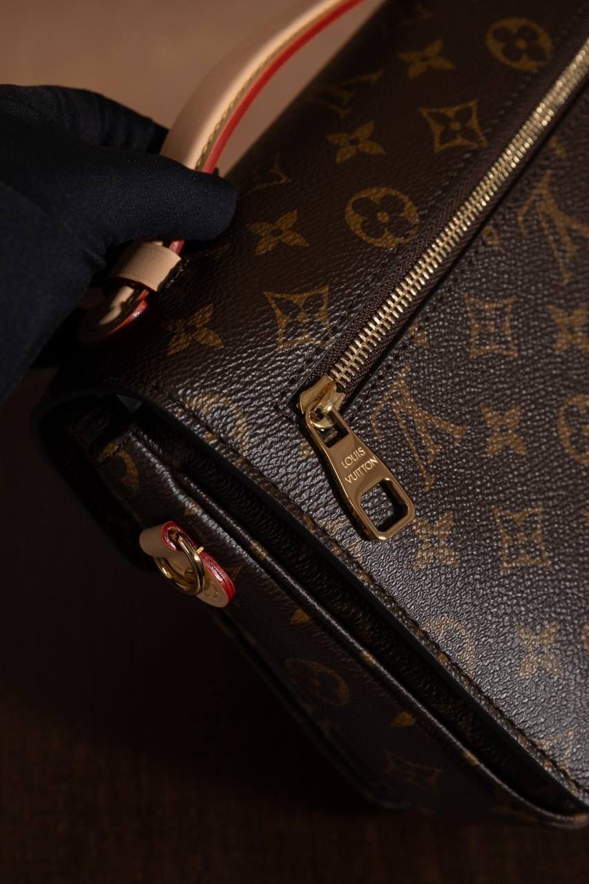 LV POCHETTE METIS🎀大邮差包 ✨ 法国原厂料 + 原厂皮 + 全钢五金 质感真的很稳，拿在手上就知道不一样，高级感直接出来 😍 这款邮差包因为设计经典， 所以一直被叫做 “入门级邮差包” 👜 但不要小看它哦～ 👉 超百搭、👉 超耐看、👉 永远不过时