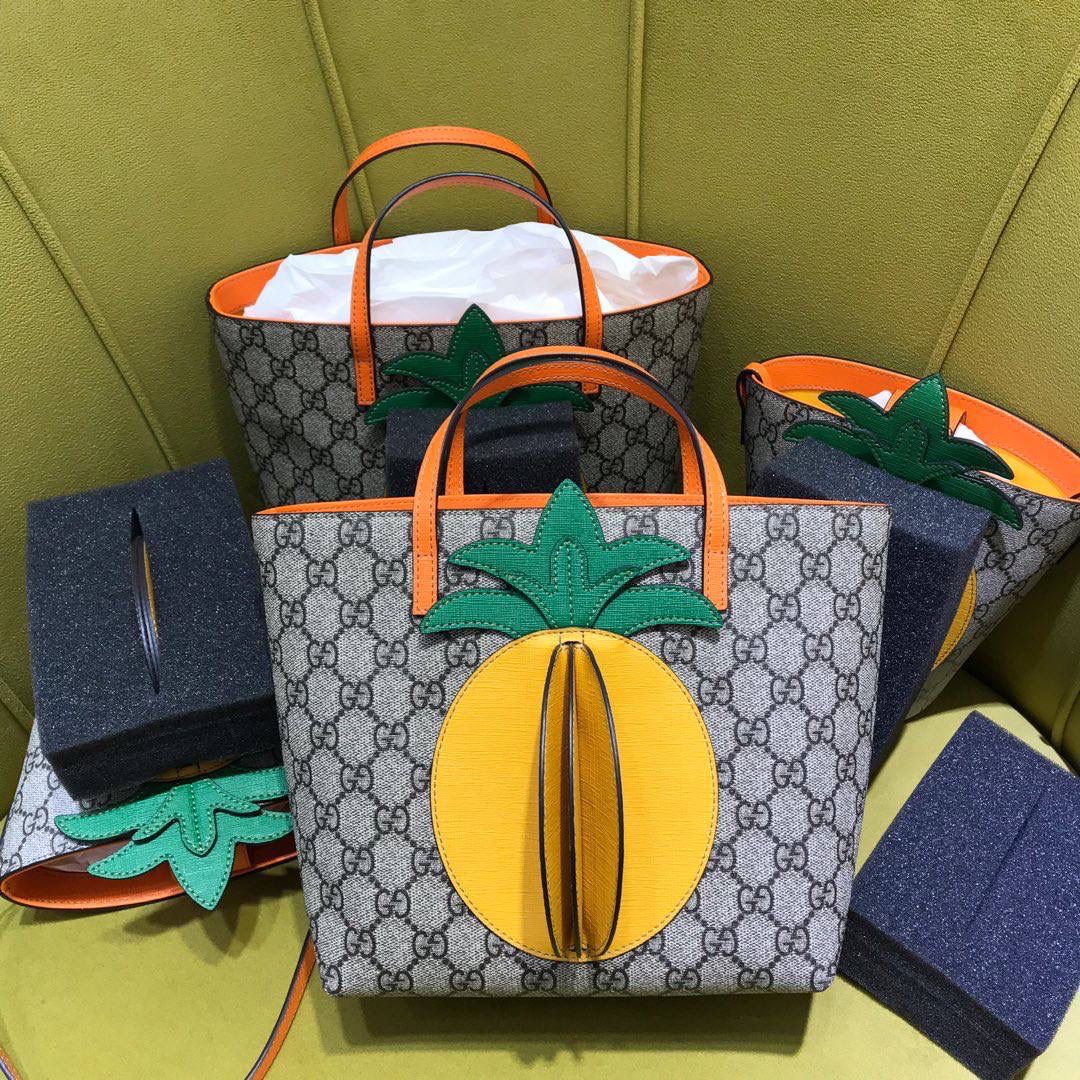 🔥𝙂𝙪𝙘𝙘𝙞原厂菠萝包 这款儿童菠萝包依旧很火，高颜值的搭配，很多小姐姐看到它都是毫无抵抗力～敲可爱！ 大菠萝：580840 尺寸：21*20*10cm