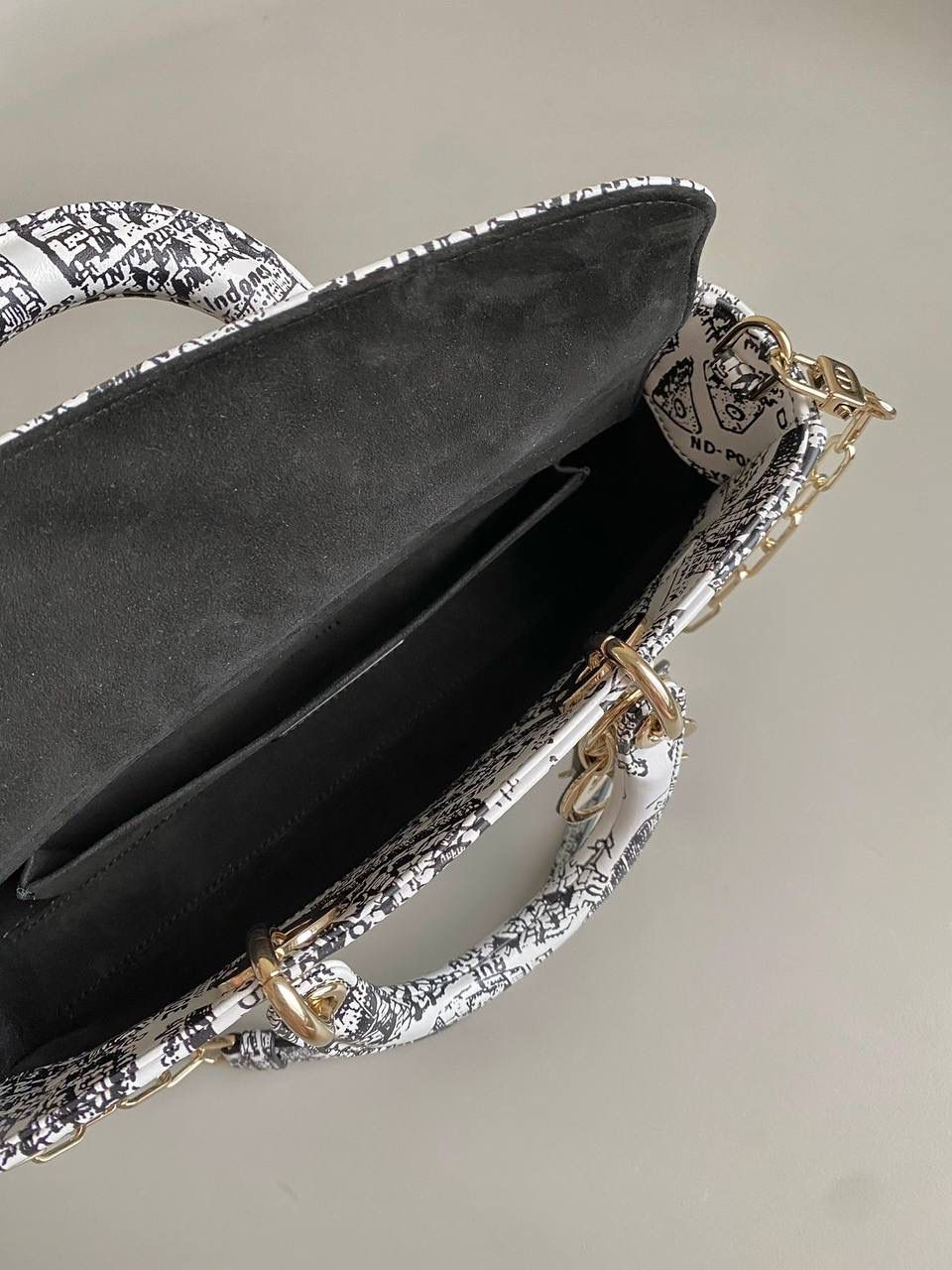 巴黎地图中号🩶🩶 𝗗𝗶𝗼𝗿 𝗗-𝗝𝗼𝘆 𝗯𝗮𝗴涂鸦款，新色 把巴黎地图以涂鸦艺术印花在整个包身也是绝了 黑白色调干净利落，复古又神秘的法式浪漫 长方包形，短链条➕细长肩带直接封神！！😍💕 复古时髦感超强，真是什么场合都可以把住 绝对是lady中的天花板了，强势出圈啦姐妹们 26 x 13.5 x 5cm