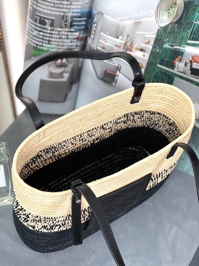 𝗟𝗼𝗲𝘄𝗲 𝗕𝗮𝘀𝗸𝗲𝘁手袋 面料：进口棕榈纤维/牛皮 编码：182006 颜色：渐变黑/白 尺寸：28*20*10cm （下单须知：‼️由于天然纤维材料特别，带毛刺，日照时间长短不同，颜色会略有变化，纯手工制作，每个包的尺寸也会所不同‼️） 这款菜篮子做工比之前愈加细腻，背上不会显得笨拙,反而衬得小巧精致、时尚清新,草编与小牛皮的搭配,更显随性自然。 🏷️小Tips：防尘袋可放内里做内胆收纳包使用哦