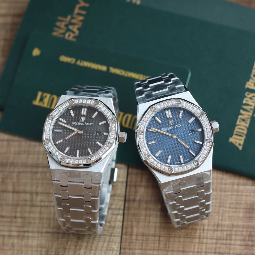 🚀原单AUDEMARS PIGUET爱彼 皇家橡树系列67女士石英腕表 独家原版拆解开模 所有配件均可原版互换使用，搭载原装瑞士F04111石英机芯。走时精准！全程CNC打磨，多次校对调整版型，棱角分明。表壳直径33MM,多边形状表圈与表壳精密相合，表圈以六边形螺丝栓固定在表壳上（圈口镶嵌精美施华洛世奇钻，璀璨夺目）表带链节精致规整，链节经过上百次细致的打磨处理，呈现出完美的纹理。折叠式表扣开合简单，佩戴方便。腕表表耳处呈弯折状，可以保证腕表与腕部更加贴合。表盘镌刻“Grande Tapisserie”大方格纹装饰，搭配荧光立体时标和皇家橡树指针，宽大的指针和时标让读时简单清晰。三点位置日期显示窗口，以阿拉伯数字显示。腕表为密闭表底，表底上镌刻皇家橡树系列的英文名称“Royal Oak”字样✨🔥