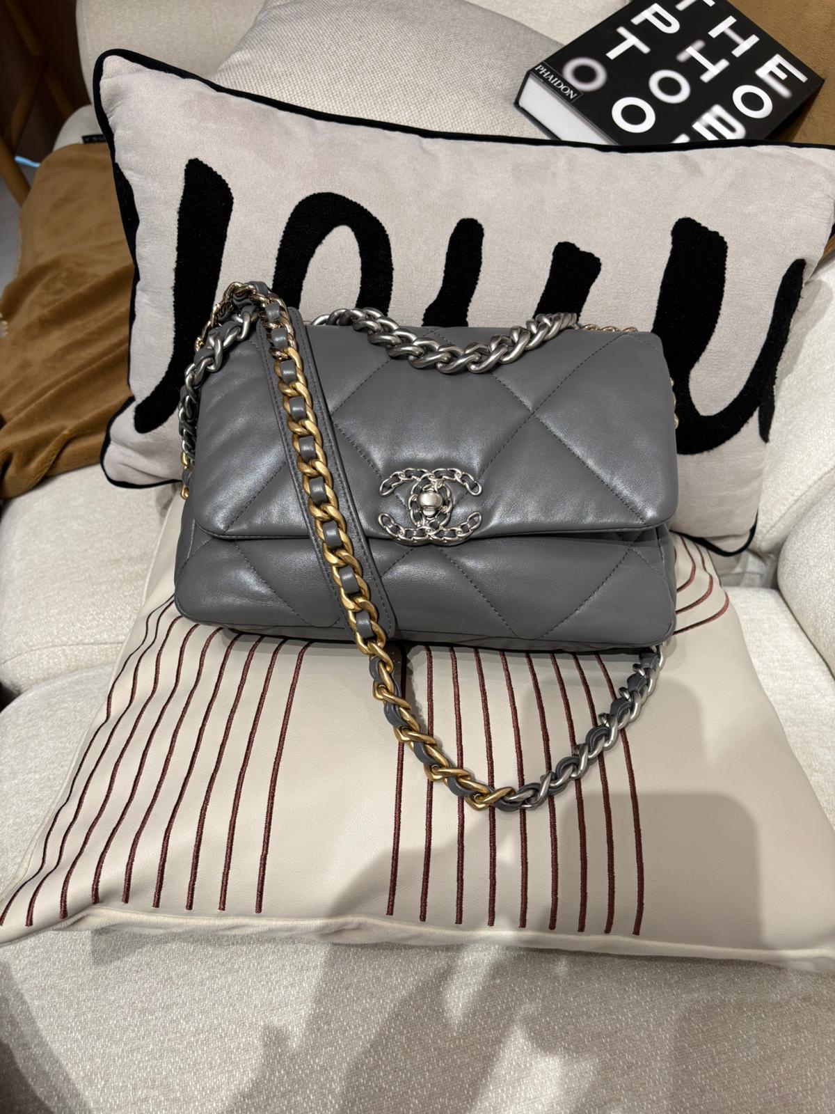 Chanel 19 Small Grey Calfskin 100%Authentic, 95%New ✅晶片✅Dust bag ✅Box 