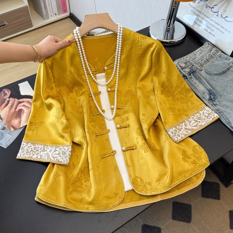 B41(0949衣) 新中式改良款圆领提花刺绣边袖前排盘扣粉黄中袖开衫上衣 