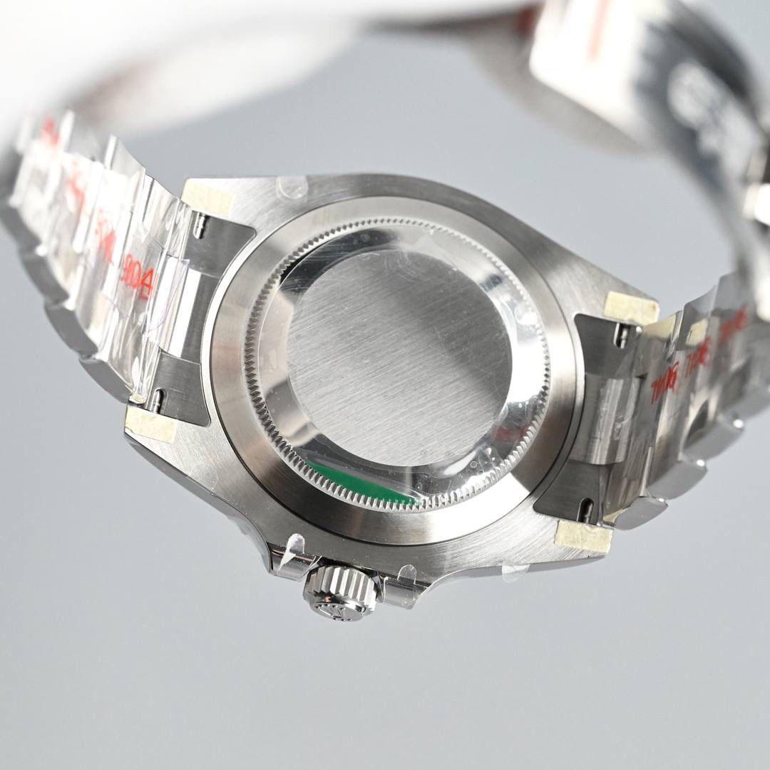 C厂 factory劳力士潜航者41mm水鬼匠心之作来袭： 1⃣️尺寸41MM，同正品，整表采用904L精钢，蓝宝石高透镜面，3点钟位置带2.5倍放大镜（镀蓝膜），搭载3235机芯。 2⃣️夜明珠玉质感明显，夜明珠与时分针夜光粉填充均匀饱满，颜色一致，毫🈚️色差。 3⃣️刻度6/9/12位倒角处理圆润，同正品！与市场货6/9/12位尖锐感形成鲜明对比。 4️⃣陶瓷圈声音清脆，外圈刻字与刻度均采用铂金粉填充，呈现银灰色磨砂质感，与正品一致。 5️⃣内部刻字清晰度高并且立体感明显。 6️⃣时分针放大🈚️任何毛刺感，蘑菇状实心中轴。 7️⃣表扣与正品一致具备弹射效果，内侧没有任何焊接点，一体成形。 8️⃣表带头结构呈三段式拼接效果同正品，与市场立体式效果不同。