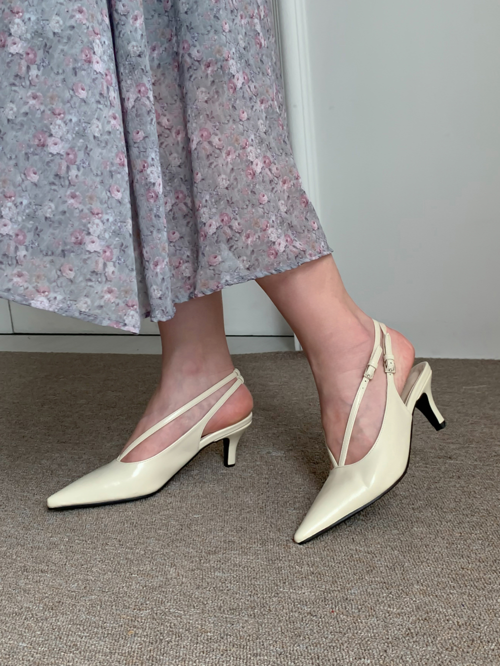 V strap slingback heeled shoes