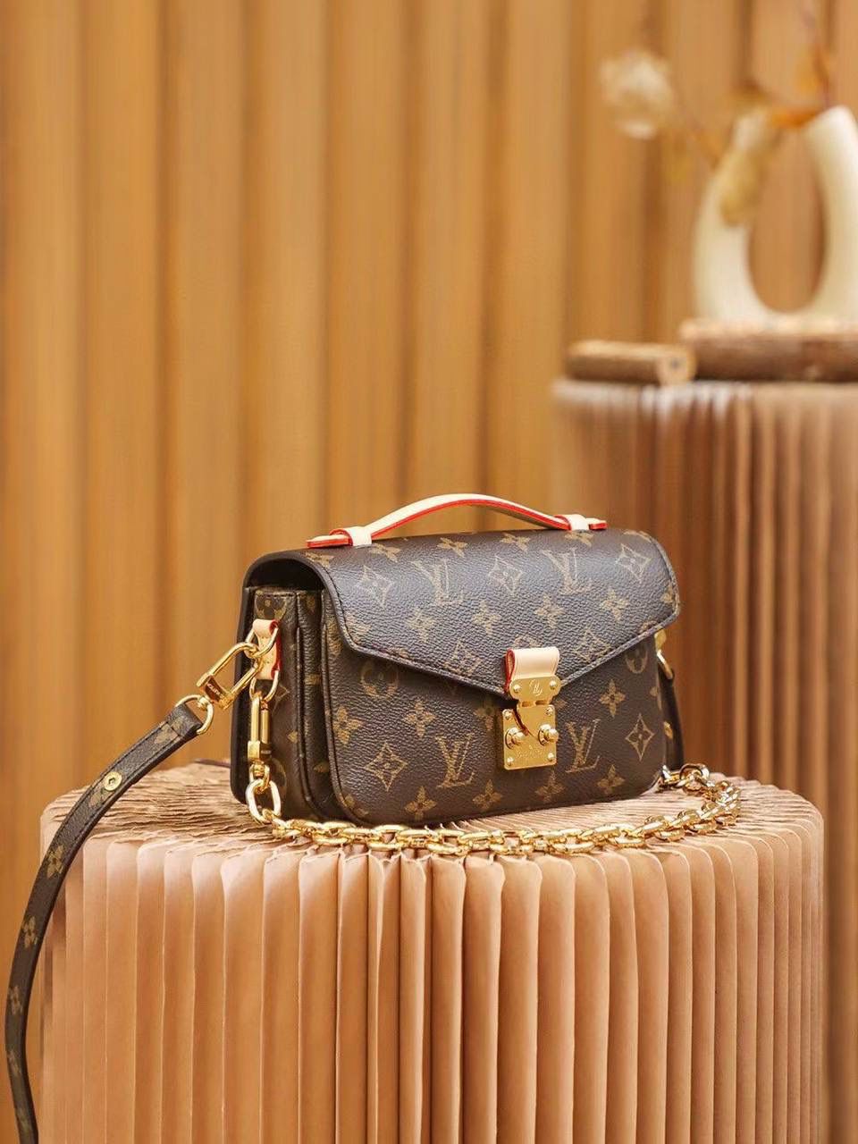 East West Métis 手袋👜✨ 采用时尚肩背书包造型，富有潮流感。小巧包身取材品牌 Monogram 帆布，配有别致的 S-lock 锁扣和时髦顶部手柄，抛光表面亮泽耀眼。功能多样，空间宽敞。尺寸21.5x6x13.5cm