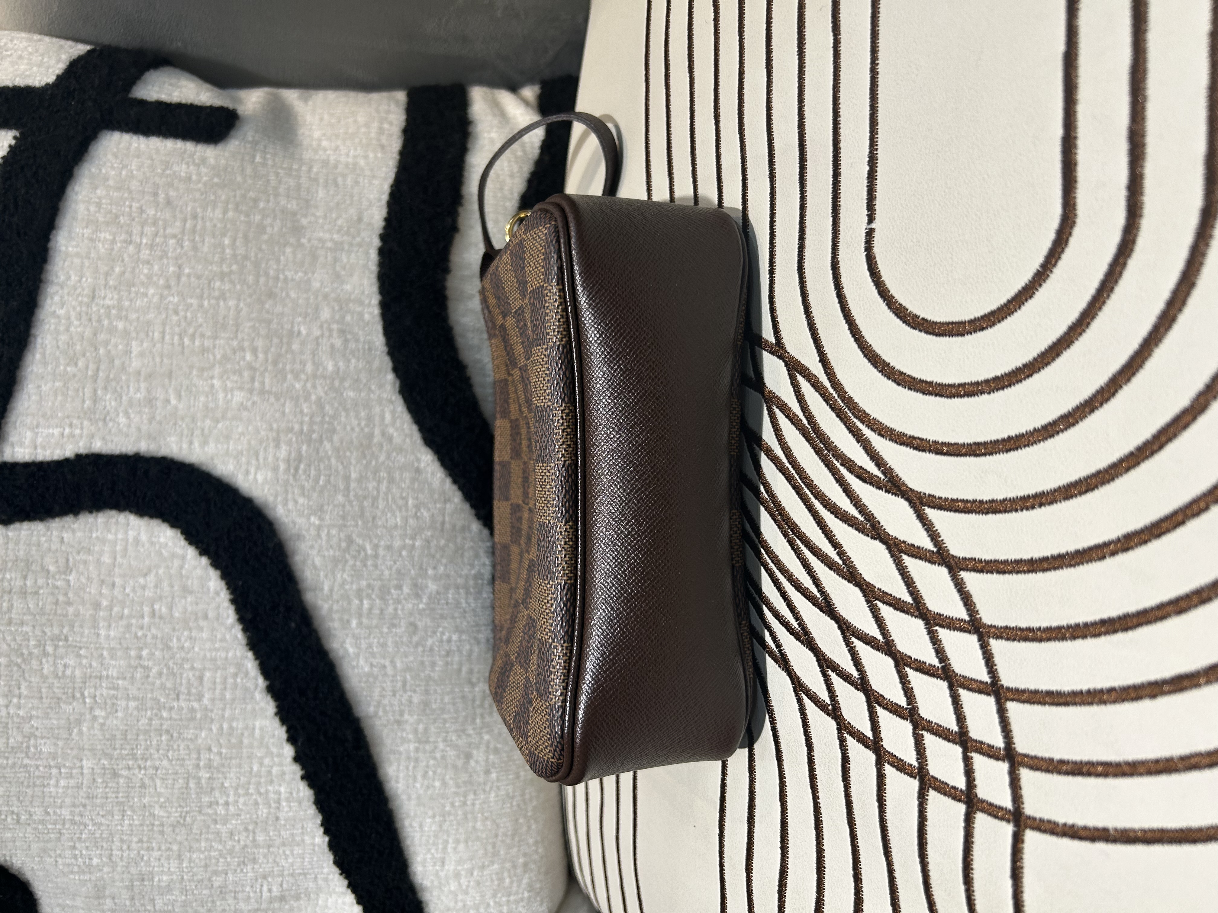 LV Damier Ebene Pochette 100%Authentic, 95%New