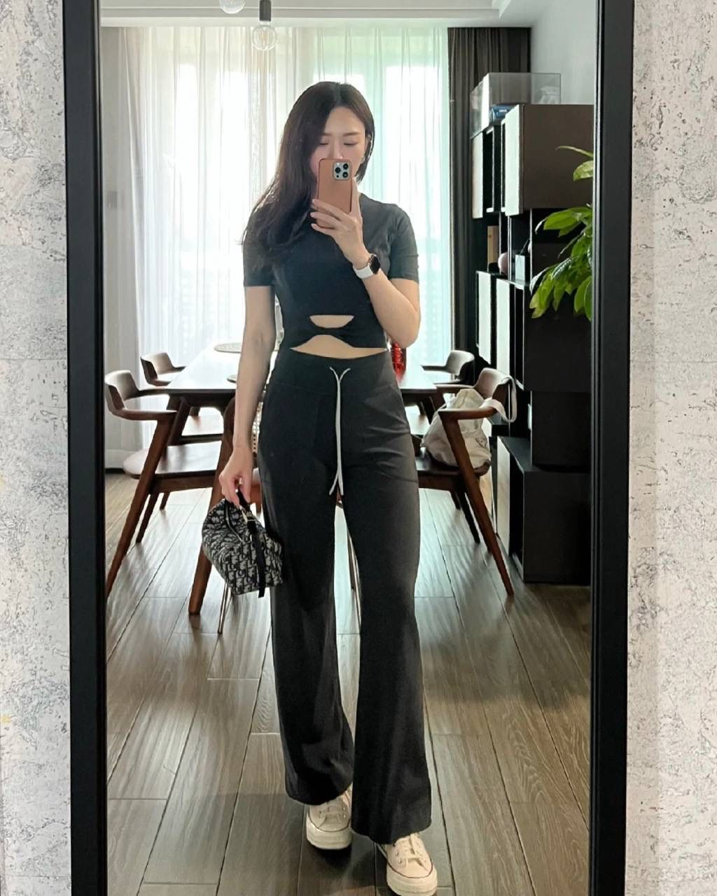 🈶老花蓝中号（配肩带） 𝗗𝗜𝗢𝗥 𝗡𝗼𝗺𝗮𝗱手提包/饭盒包🍱 又一重磅推荐了！近几年的饭盒包大火！ 各个品牌都有推出过，简直谁用谁可爱啊 复古老花帆布材质，随意揉捏不变形 日常通勤，出差当化妆包也是非常可以 我更爱它的金属插扣太高级，绝杀细节控 22×13×9.5cm #6801m